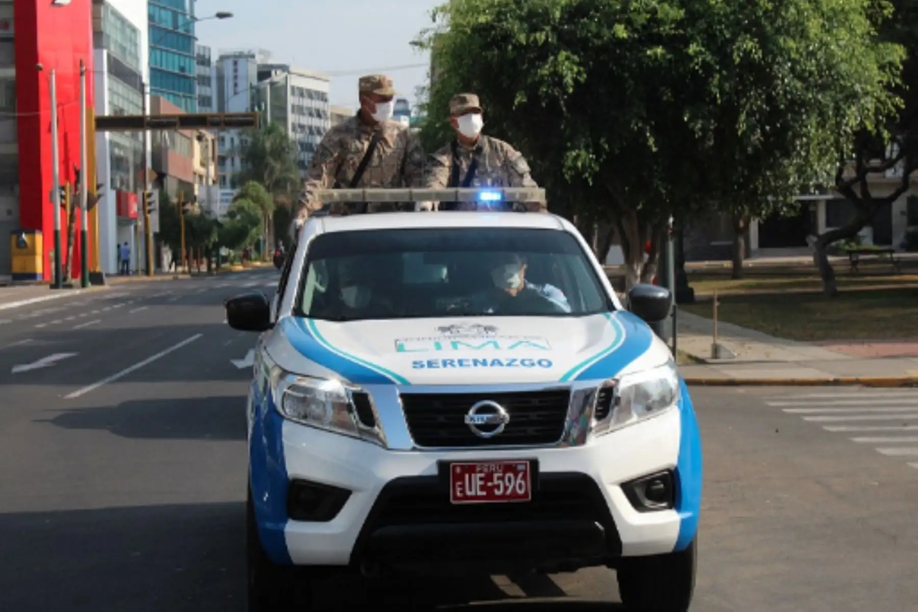 Serenos,militares y policía Nacional realizan patrullaje integrado para vigilar el cumplimiento de la cuarentena decretada por el Gobierno, en el cercado de Lima.
Foto: ANDINA/MLM