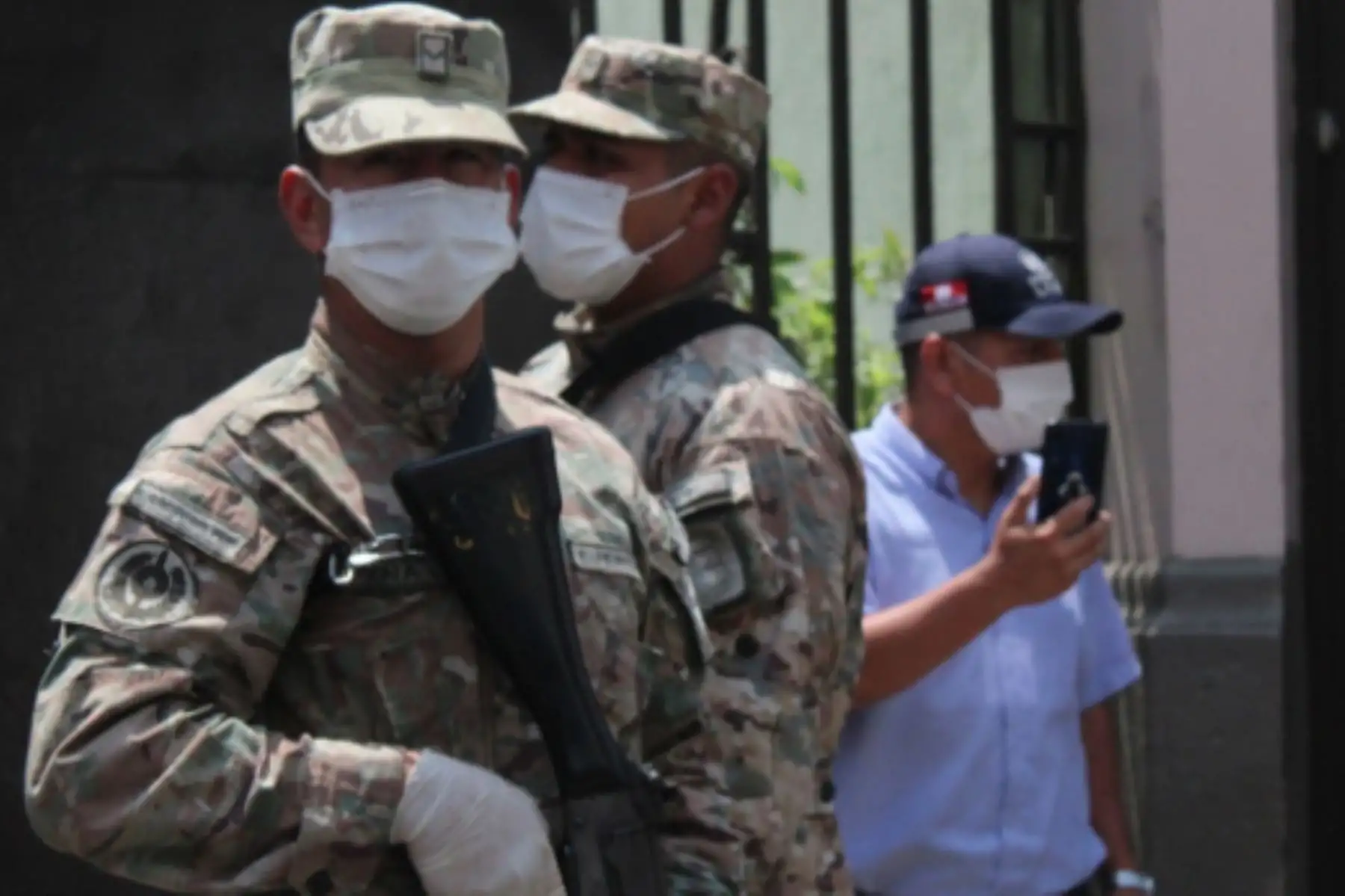 Serenos,militares y policía Nacional realizan patrullaje integrado para vigilar el cumplimiento de la cuarentena decretada por el Gobierno, en el cercado de Lima.
Foto: ANDINA/MLM