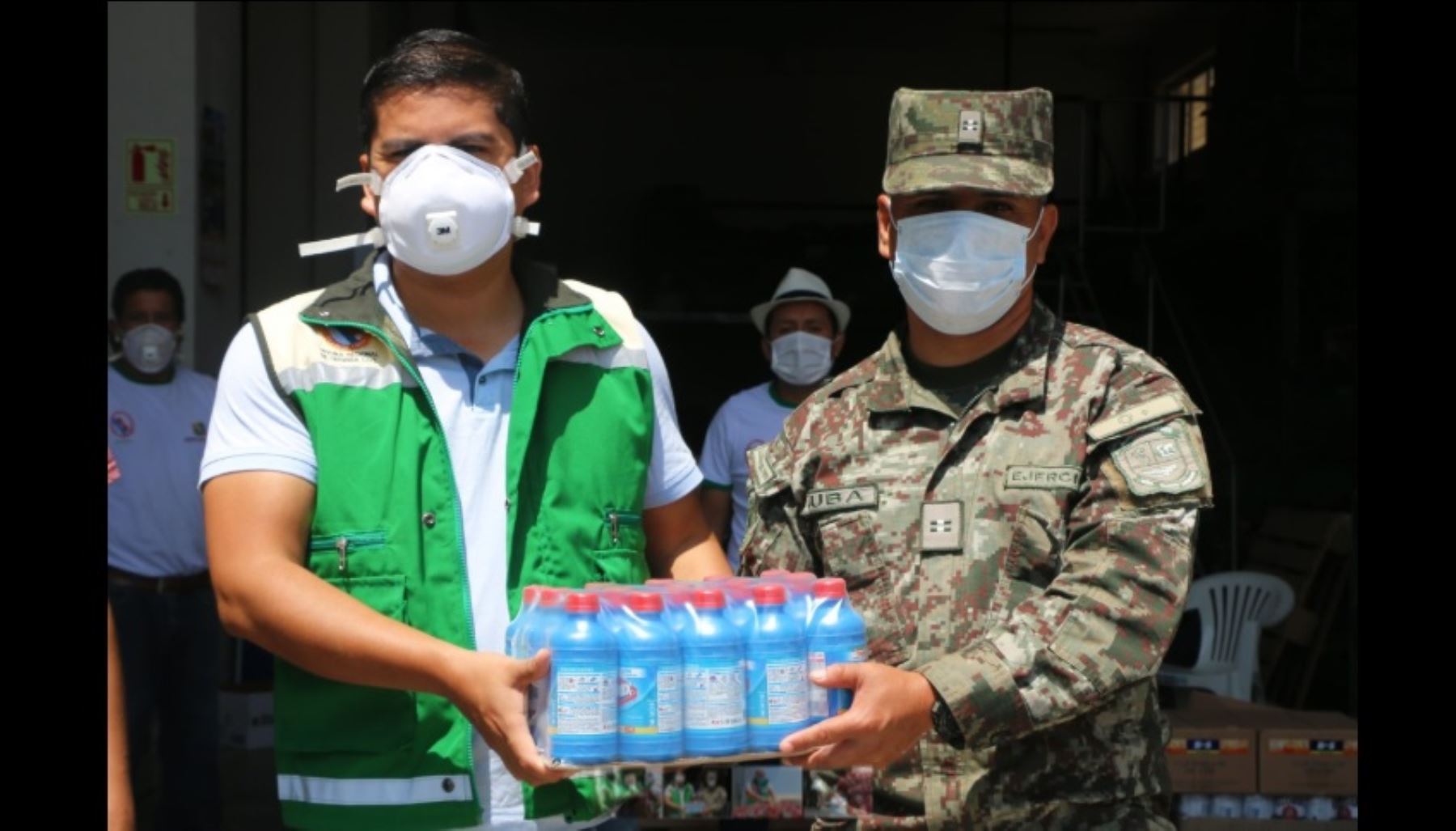La Base del Ejército de Huaral recibió frazadas, agua embotellada y productos de desinfección, con la finalidad de que sean repartidos a los reservistas que cumplen labor de patrullaje y vigilancia en esta provincia, en el marco del estado de emergencia dispuesto por el Ejecutivo para evitar la propagación del coronavirus covid-19, informó el Gobierno Regional de Lima.