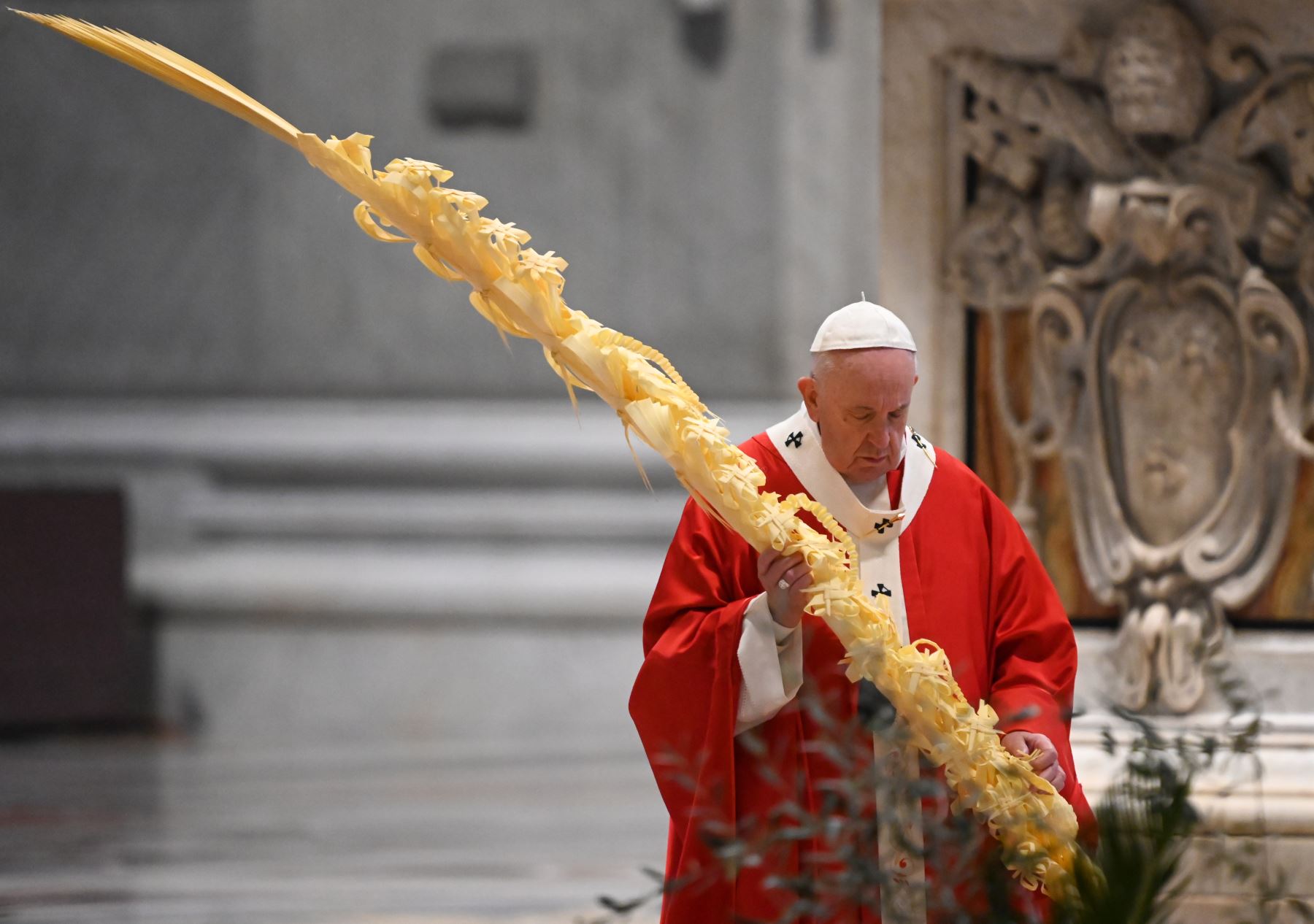 El papa Francisco celebra misa de Domingo de Ramos sin fieles por el coronavirus dando inicio a la Semana Santa. Foto: AFP