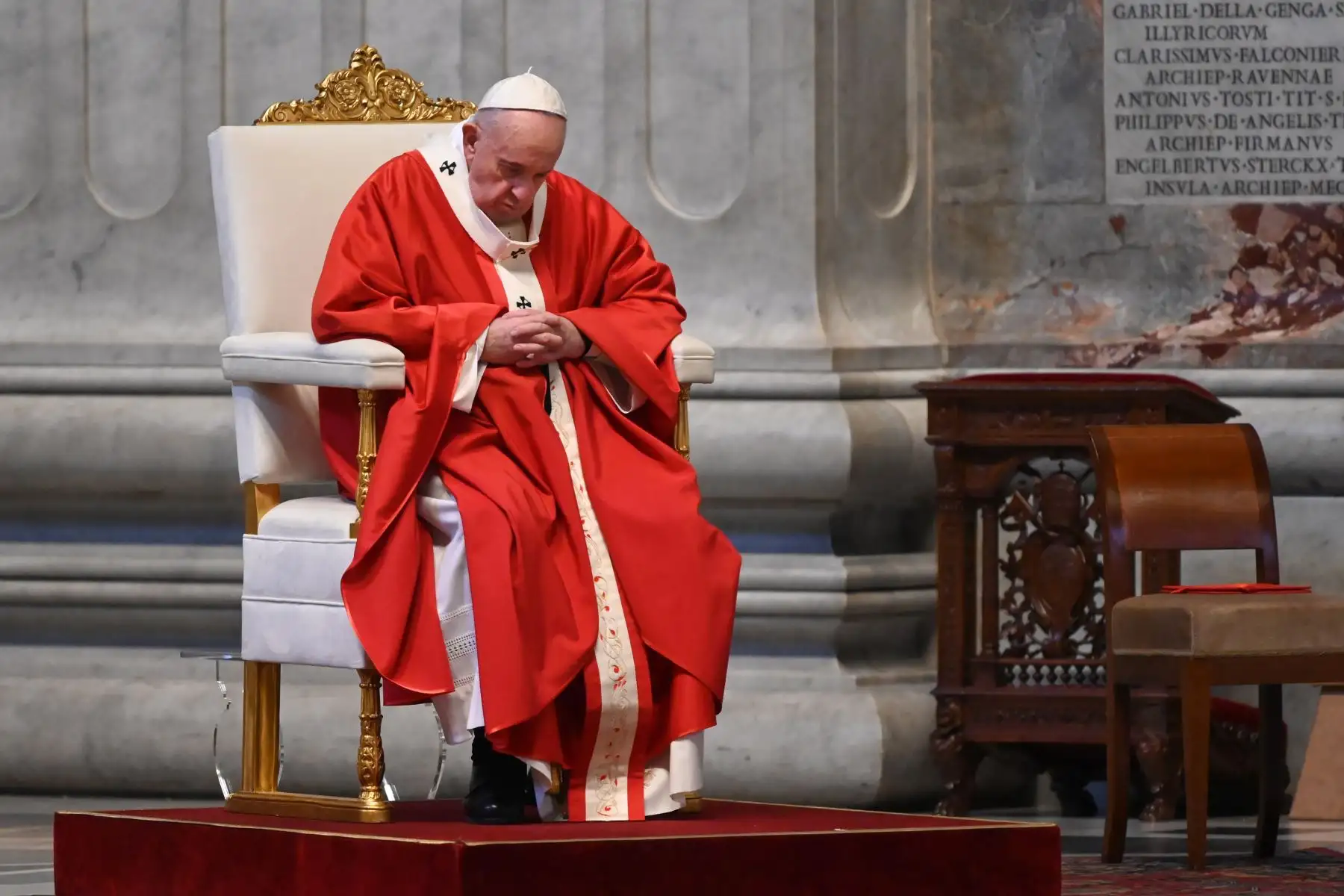 El papa Francisco celebra misa de Domingo de Ramos sin fieles por el coronavirus dando inicio a la Semana Santa. Foto: AFP