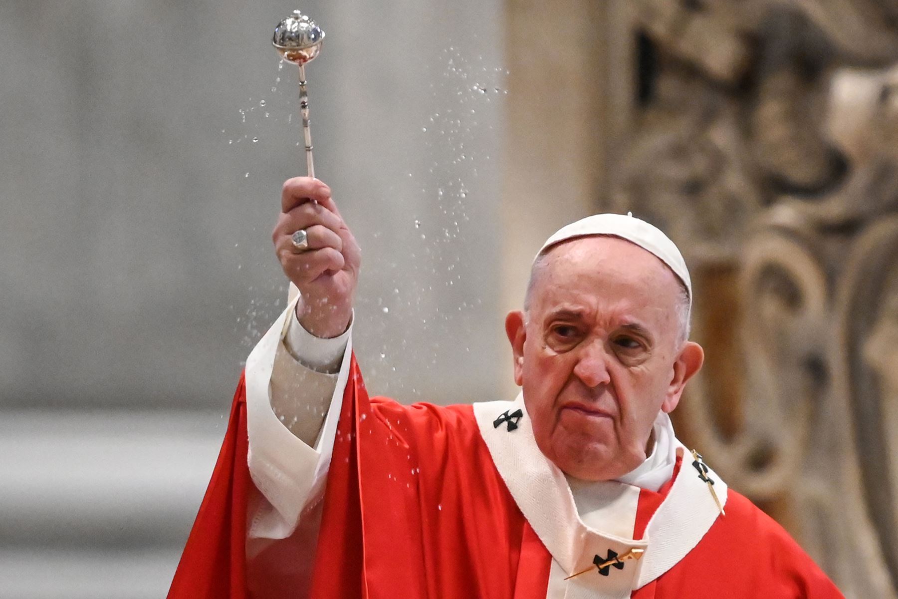 El papa Francisco celebra misa de Domingo de Ramos sin fieles por el coronavirus dando inicio a la Semana Santa. Foto: AFP
