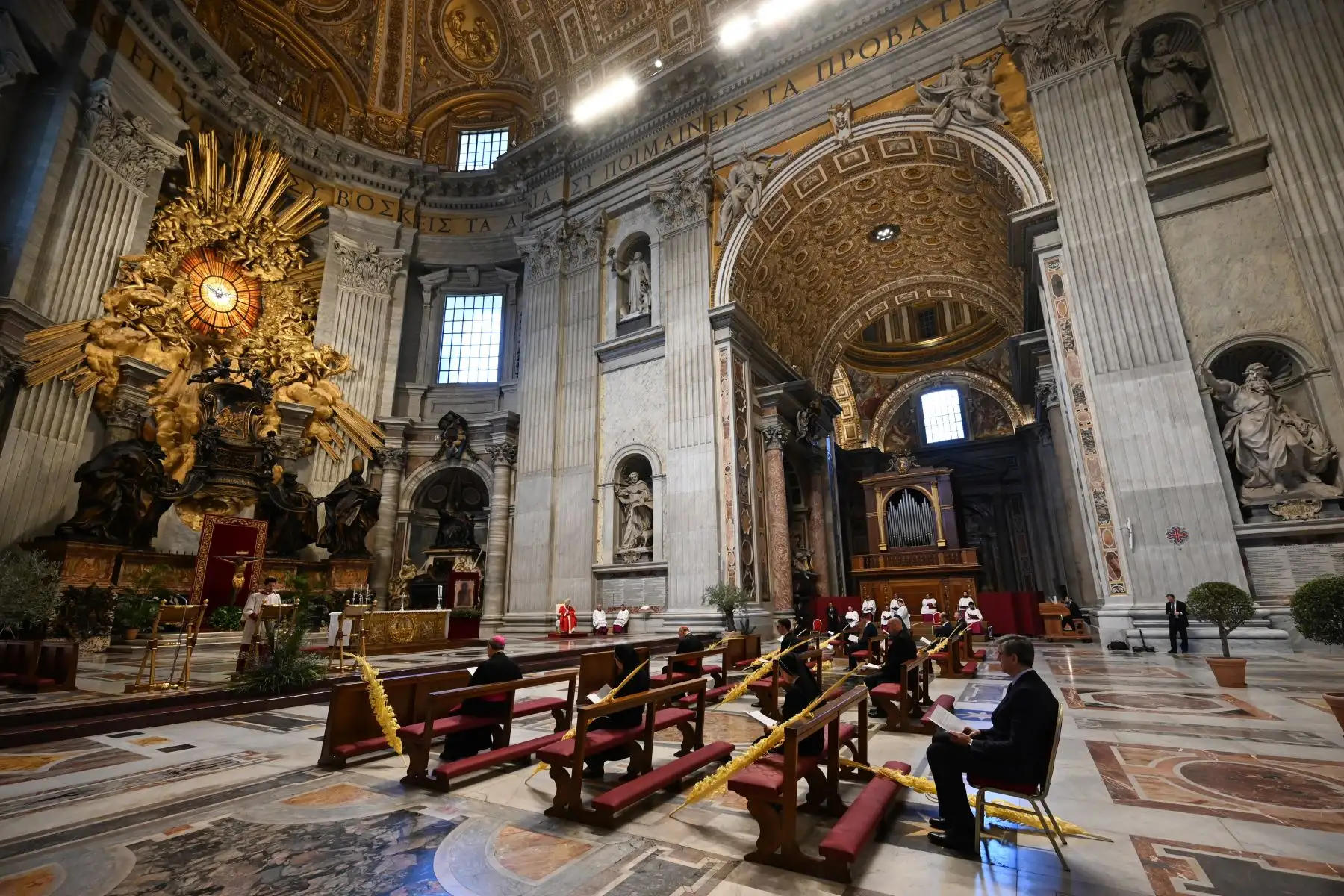 La misa se desarrolló en el interior de la Basílica de San Pedro y no en la plaza vaticana como es costumbre. Foto: AFP