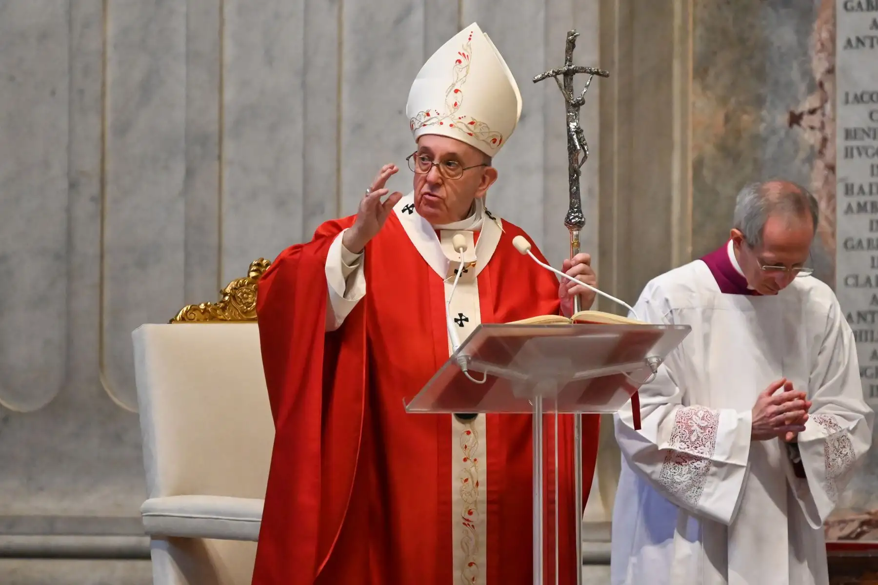 El papa Francisco celebra misa de Domingo de Ramos sin fieles por el coronavirus dando inicio a la Semana Santa. Foto: AFP