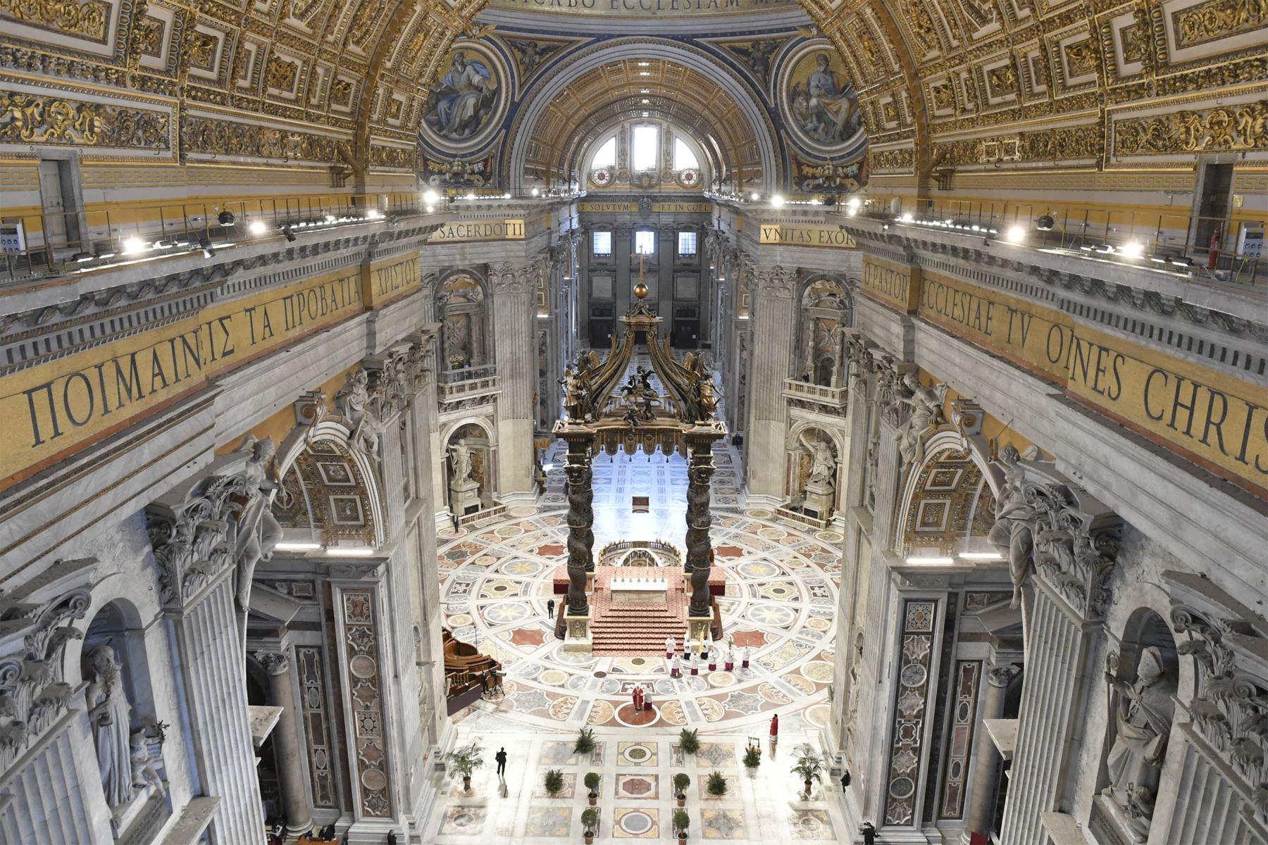 La misa se desarrolló en el interior de la Basílica de San Pedro y no en la plaza vaticana como es costumbre. Foto: AFP