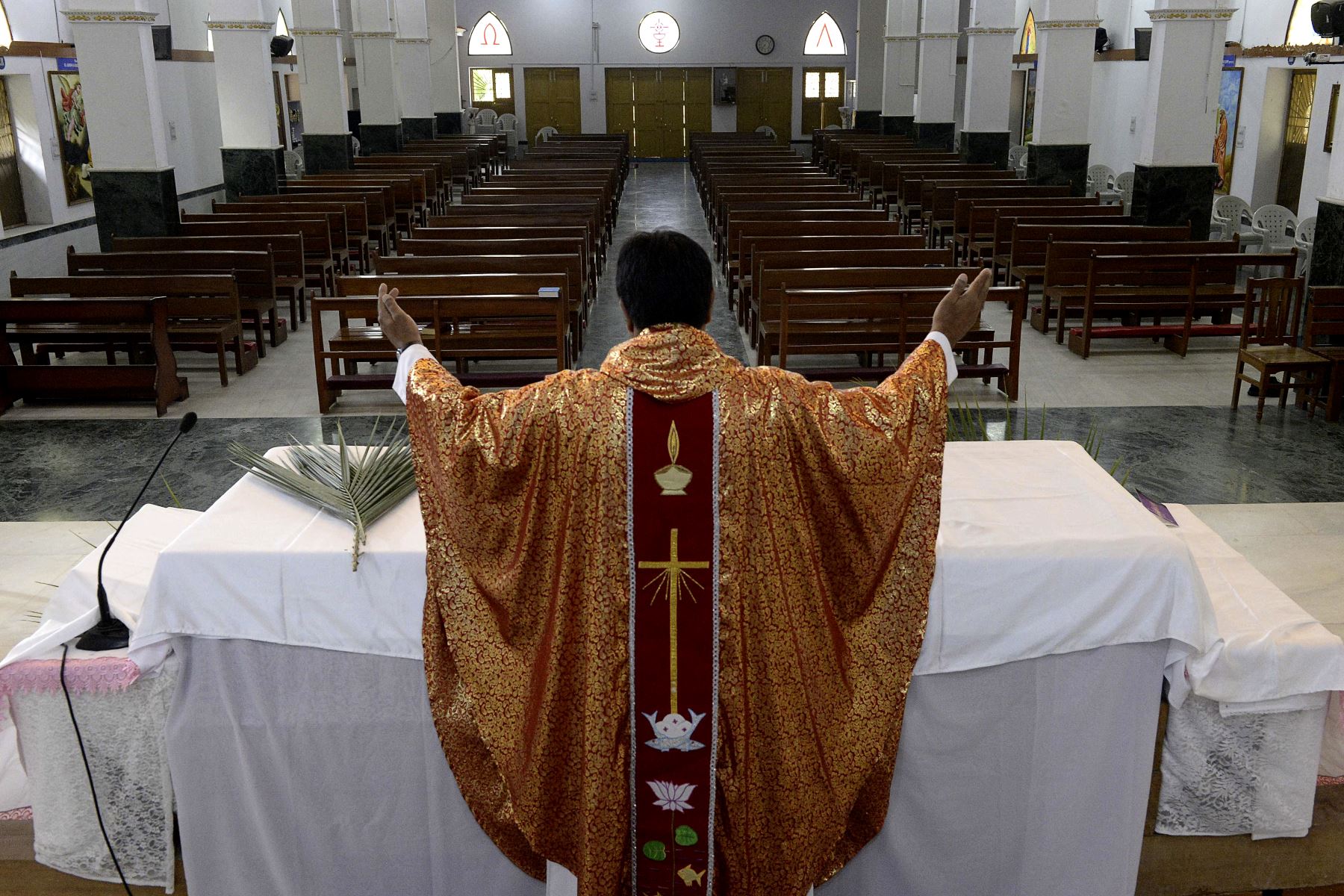 Sacerdote católico celebra una misa privada en un evento del Domingo de Ramos en la Iglesia de San José en Secunderabad, el gemelo ciudad de Hyderabad en la India. Foto: AFP
