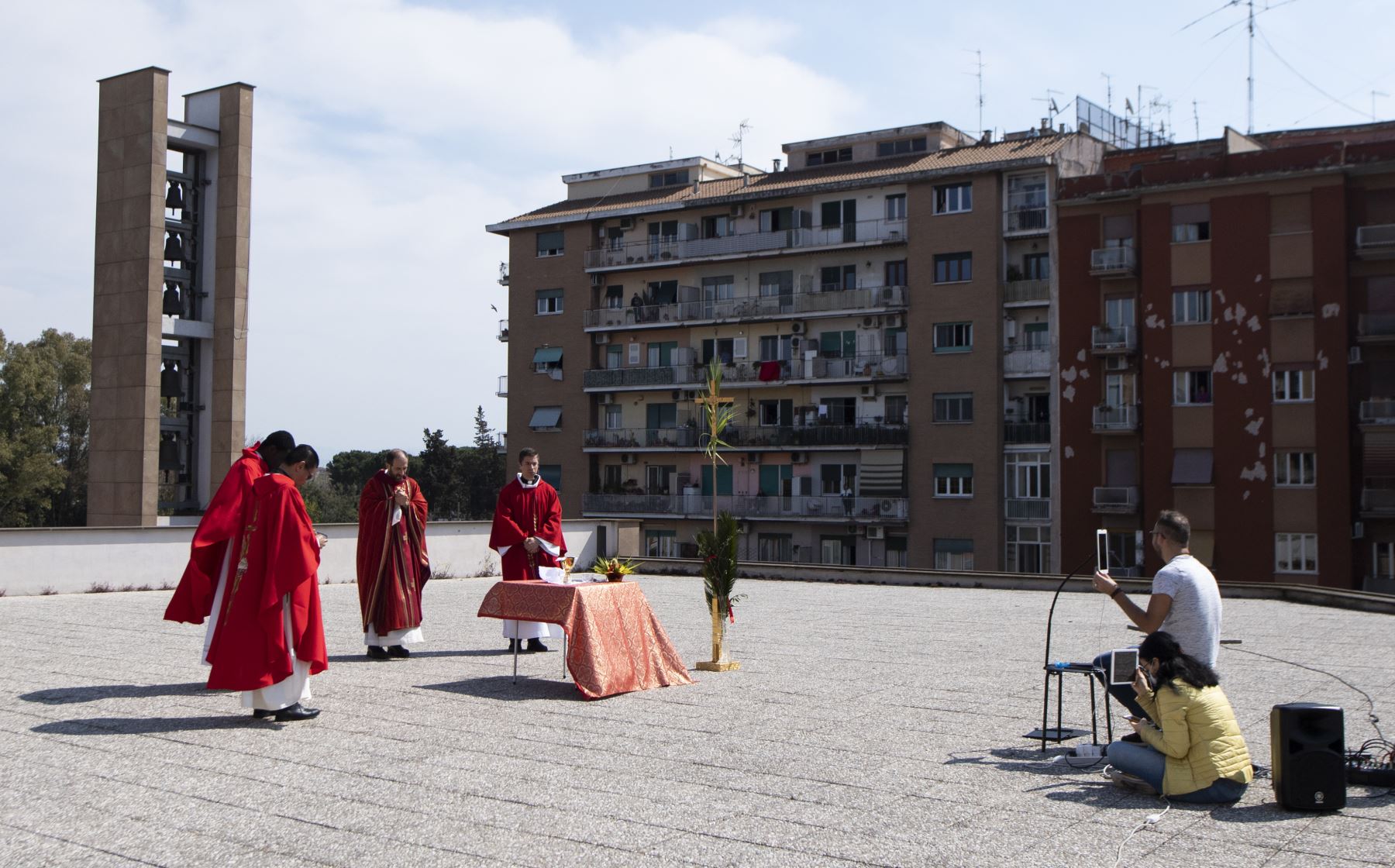 Párroco celebra la misa del Domingo de Ramos para los residentes cercanos desde la azotea de la iglesia de San Gabriele dell