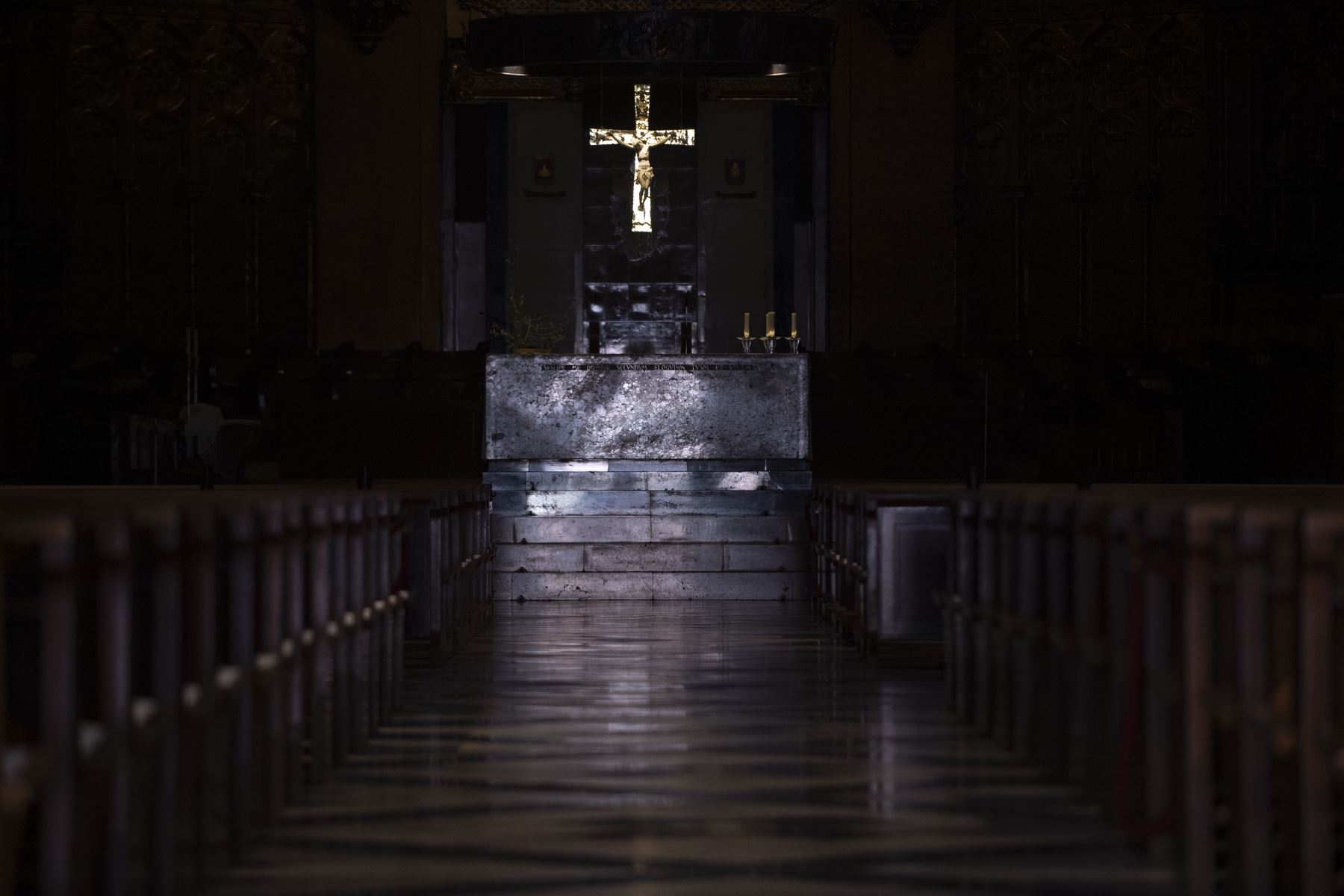 La imagen muestra el altar de la abadía de Santa María de Montserrat en Domingo de Ramos. Foto: AFP