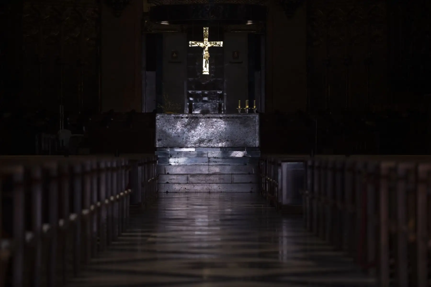 La imagen muestra el altar de la abadía de Santa María de Montserrat en Domingo de Ramos. Foto: AFP