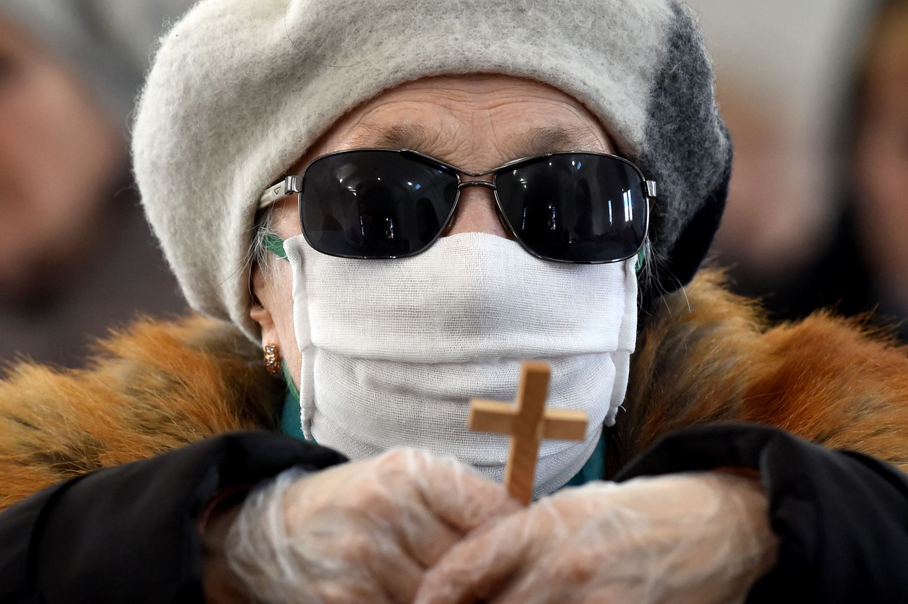 Esta imagen de creyente cristiano católico con máscara facial refleja la preocupación por la propagación del covid-19 en Bielorrusia. Foto: AFP