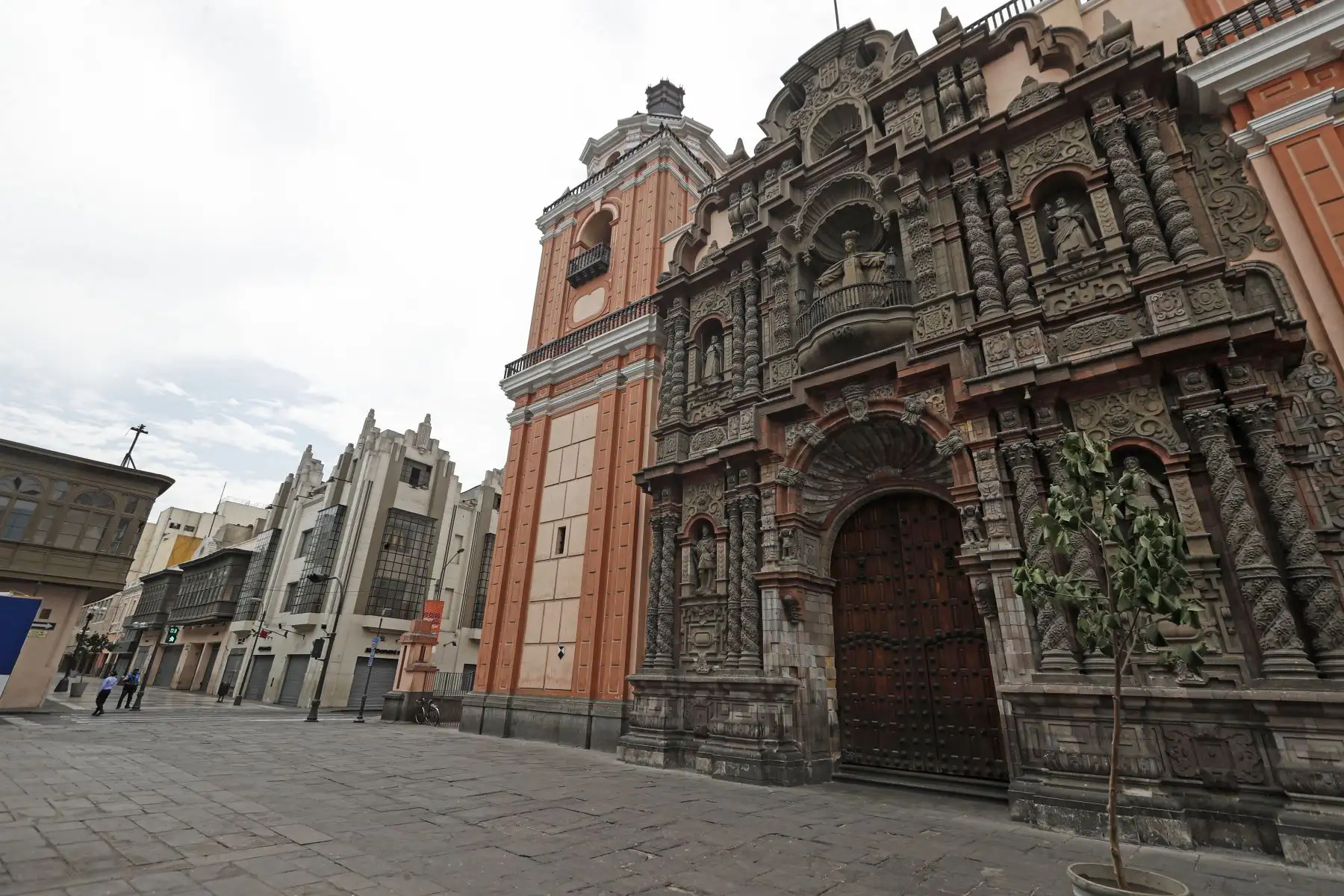 Así luce la Basílica Nuestra Señora de la Merced en Lima durante de orden de inmovilidad total en pleno Domingo de Ramos. Foto: ANDINA/Renato Pajuelo