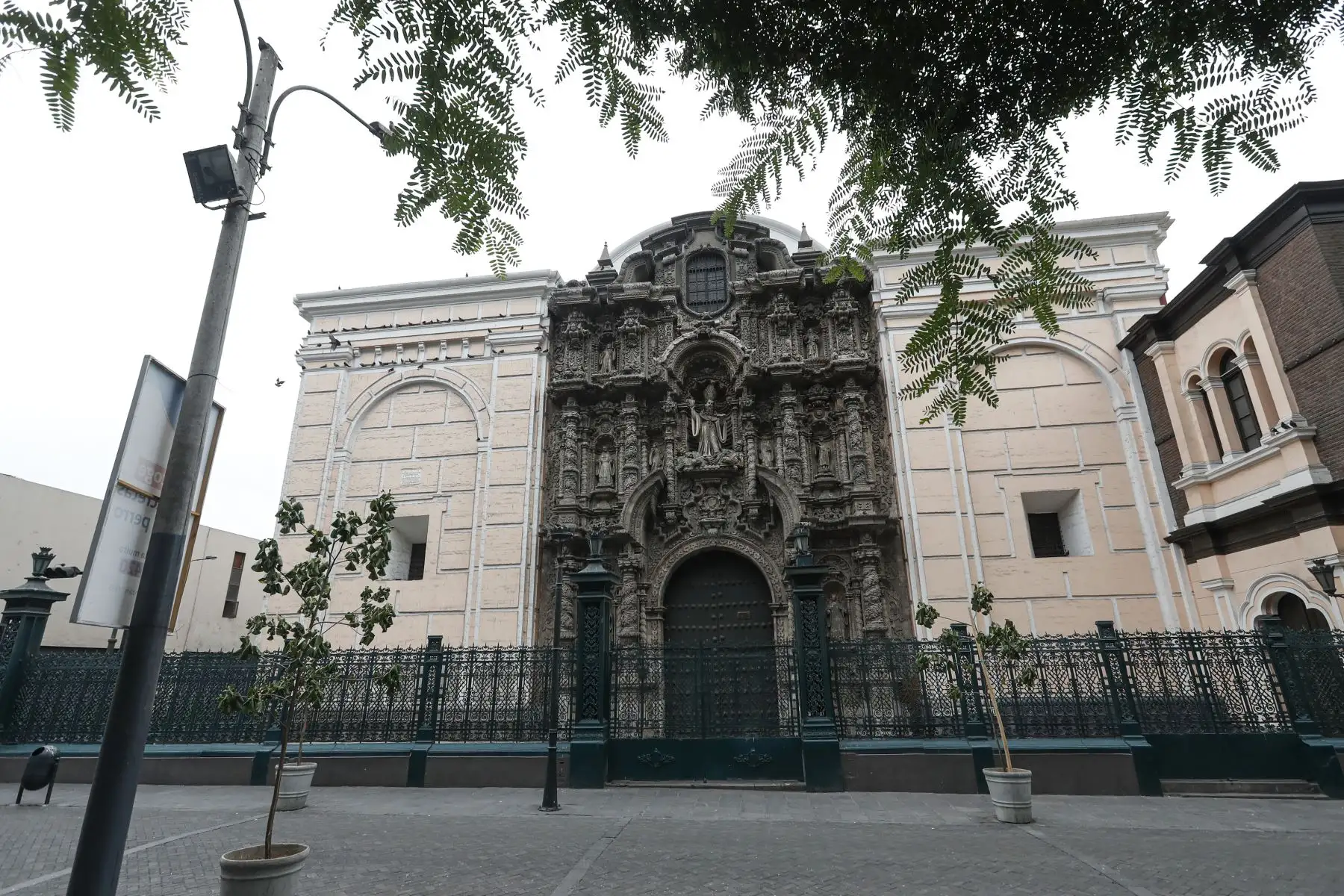 Así luce la iglesia San Agustín del Centro de Lima durante de orden de inmovilidad total en pleno Domingo de Ramos. Foto: ANDINA/Renato Pajuelo