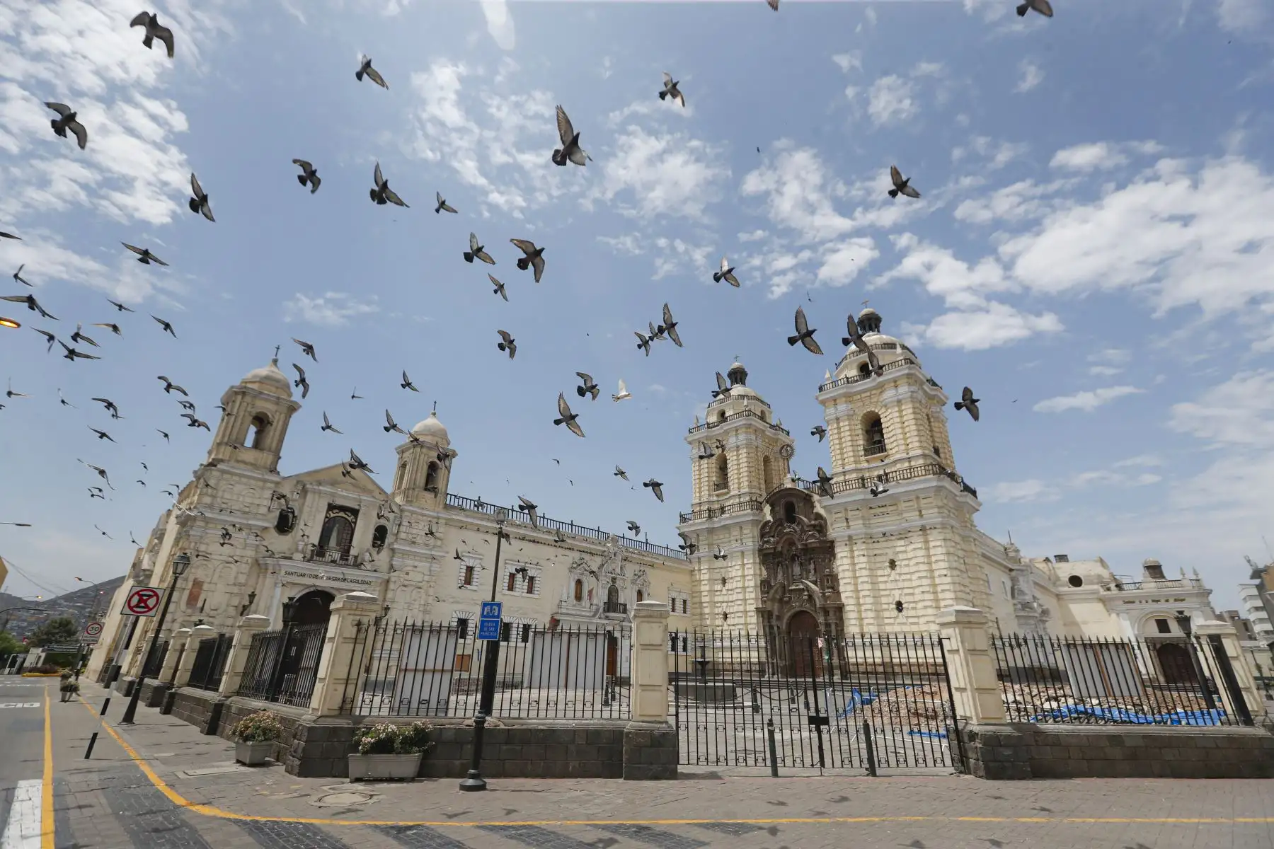 Así luce la Basílica San Francisco del Centro de Lima durante de orden de inmovilidad total en pleno Domingo de Ramos