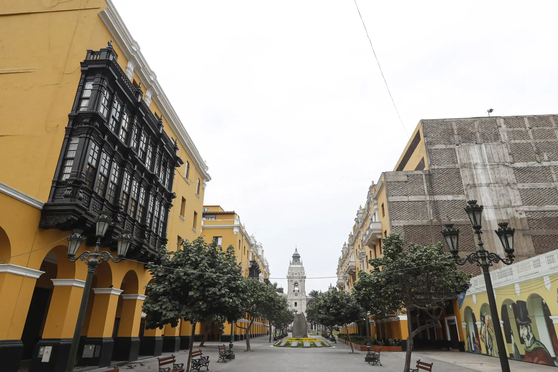 Así luce el Centro de Lima durante de orden de inmovilidad total en pleno Domingo de Ramos. Plaza de Armas luce cerrada. Foto: ANDINA/Renato Pajuelo