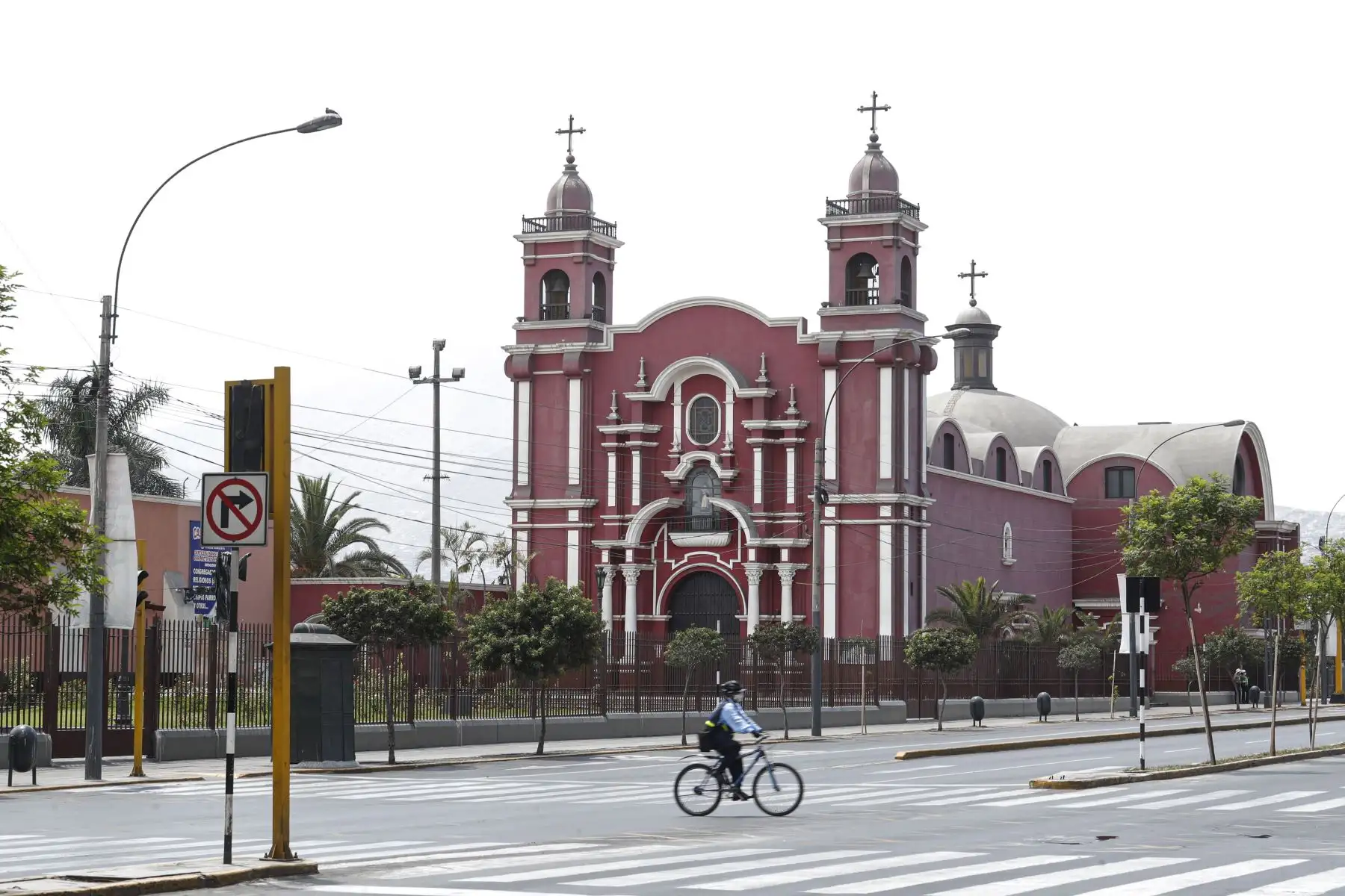Así luce la iglesia Santa Rosa en Av. Tacna durante de orden de inmovilidad total en pleno Domingo de Ramos. Foto: ANDINA/Renato Pajuelo