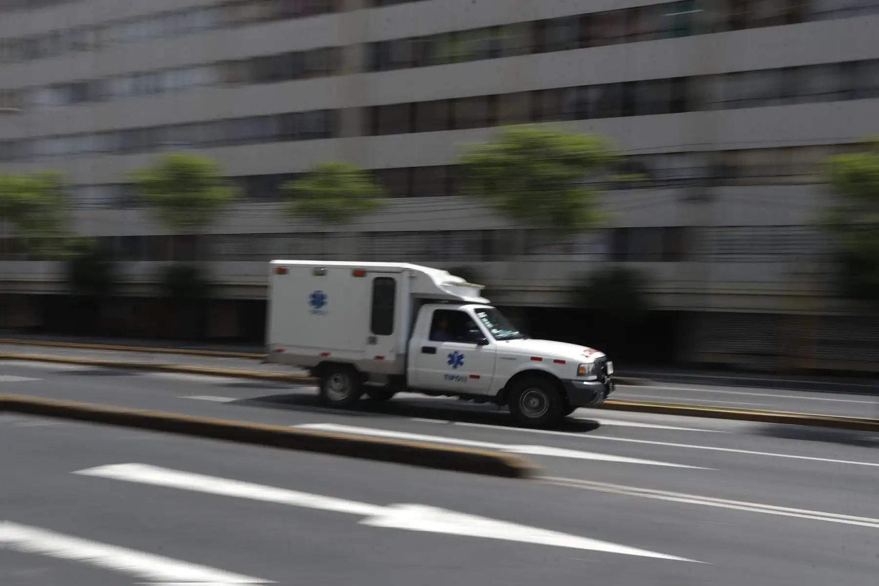 Una ambulancia pasa por Av. Tacna. Foto: ANDINA/Renato Pajuelo
