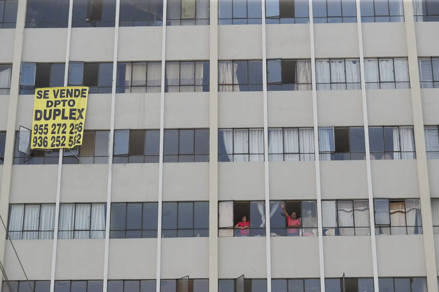 Familias permanecen en su viviendas hoy domingo que se estableció orden de inamovilidad total para reducir riesgo de contagio por coronavirus. Foto: ANDINA/Renato Pajuelo