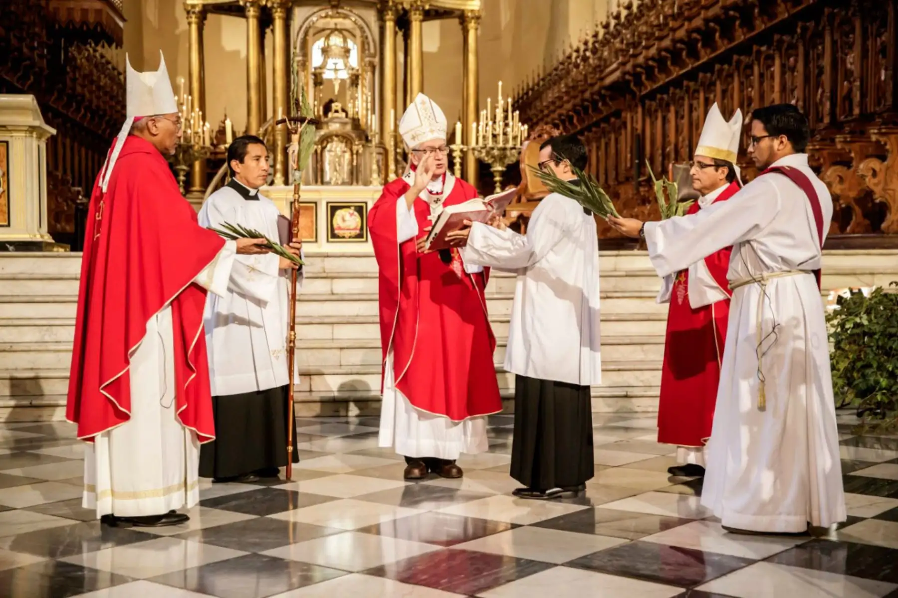 Monseñor Carlos Castillo, Arzobispo de Lima y Primado del Perú, presidió la Celebración Eucarística de este Domingo de Ramos a puertas cerradas y en memoria de todas las personas fallecidas por el coronavirus.
Foto:Arzobispado de Lima - Katherine Cárdenas