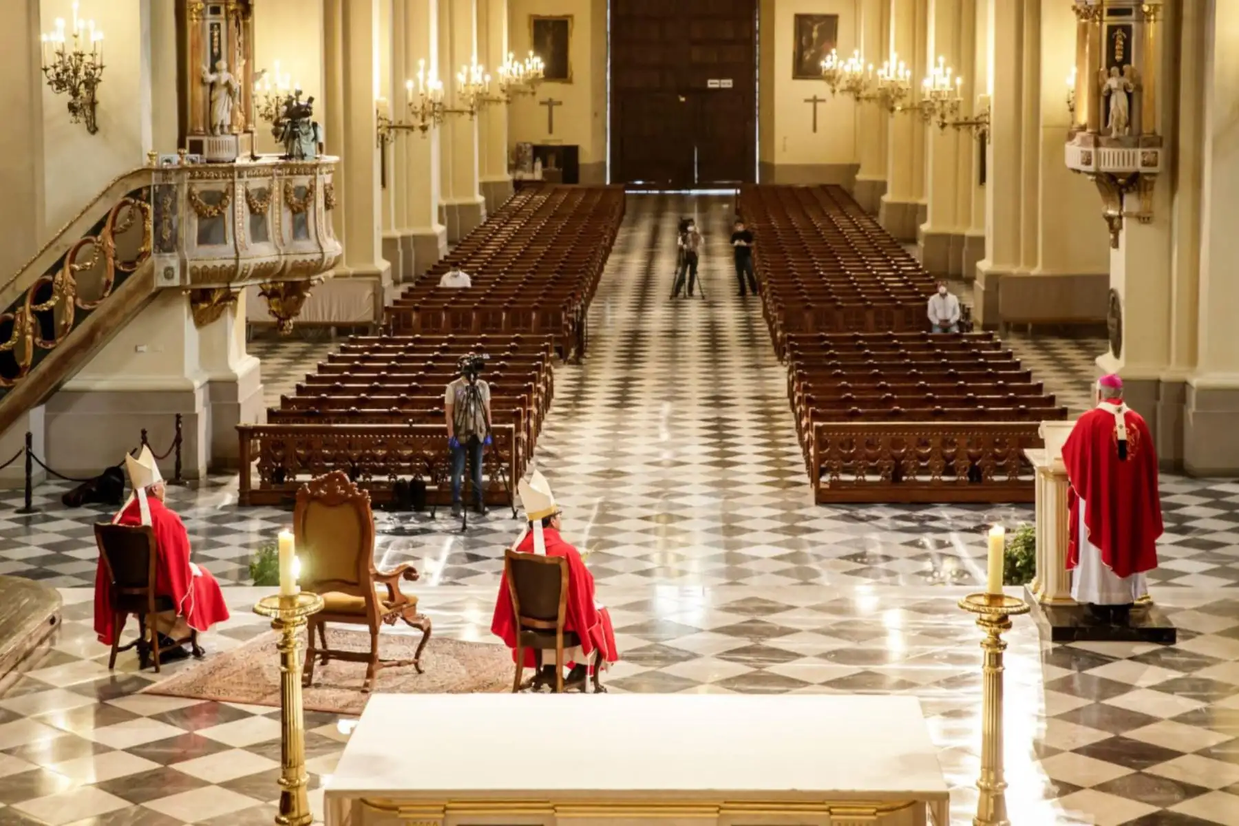 Monseñor Carlos Castillo, Arzobispo de Lima y Primado del Perú, presidió la Celebración Eucarística de este Domingo de Ramos a puertas cerradas y en memoria de todas las personas fallecidas por el coronavirus.
Foto:Arzobispado de Lima - Katherine Cárdenas