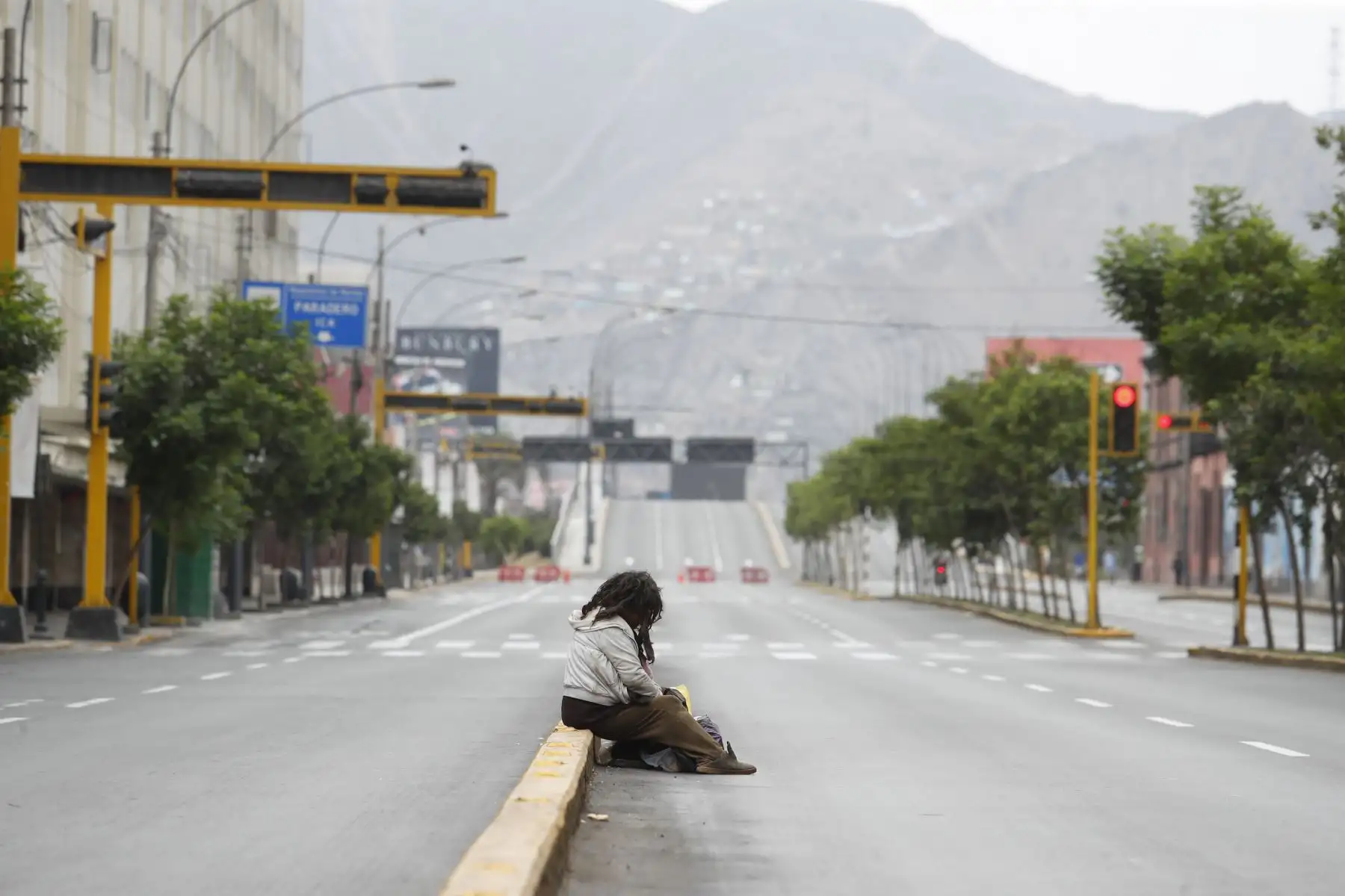 Aún se observan algunos mendigos en Av. Tacna este domingo de inamovilidad total para reducir riesgo de contagio por coronavirus. Foto: ANDINA/Renato Pajuelo