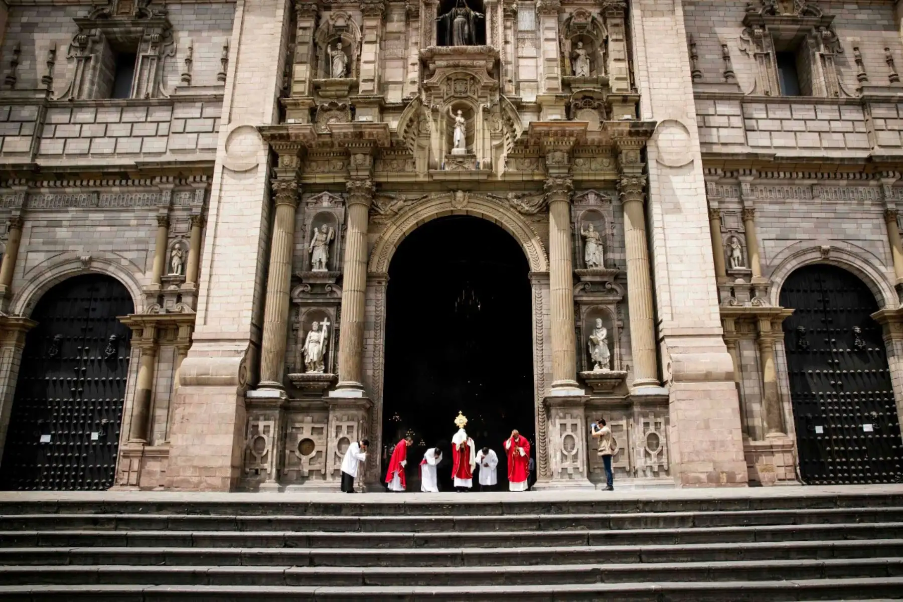 Monseñor Carlos Castillo, Arzobispo de Lima y Primado del Perú, presidió la Celebración Eucarística de este Domingo de Ramos a puertas cerradas y en memoria de todas las personas fallecidas por el coronavirus.
Foto:Arzobispado de Lima - Katherine Cárdenas