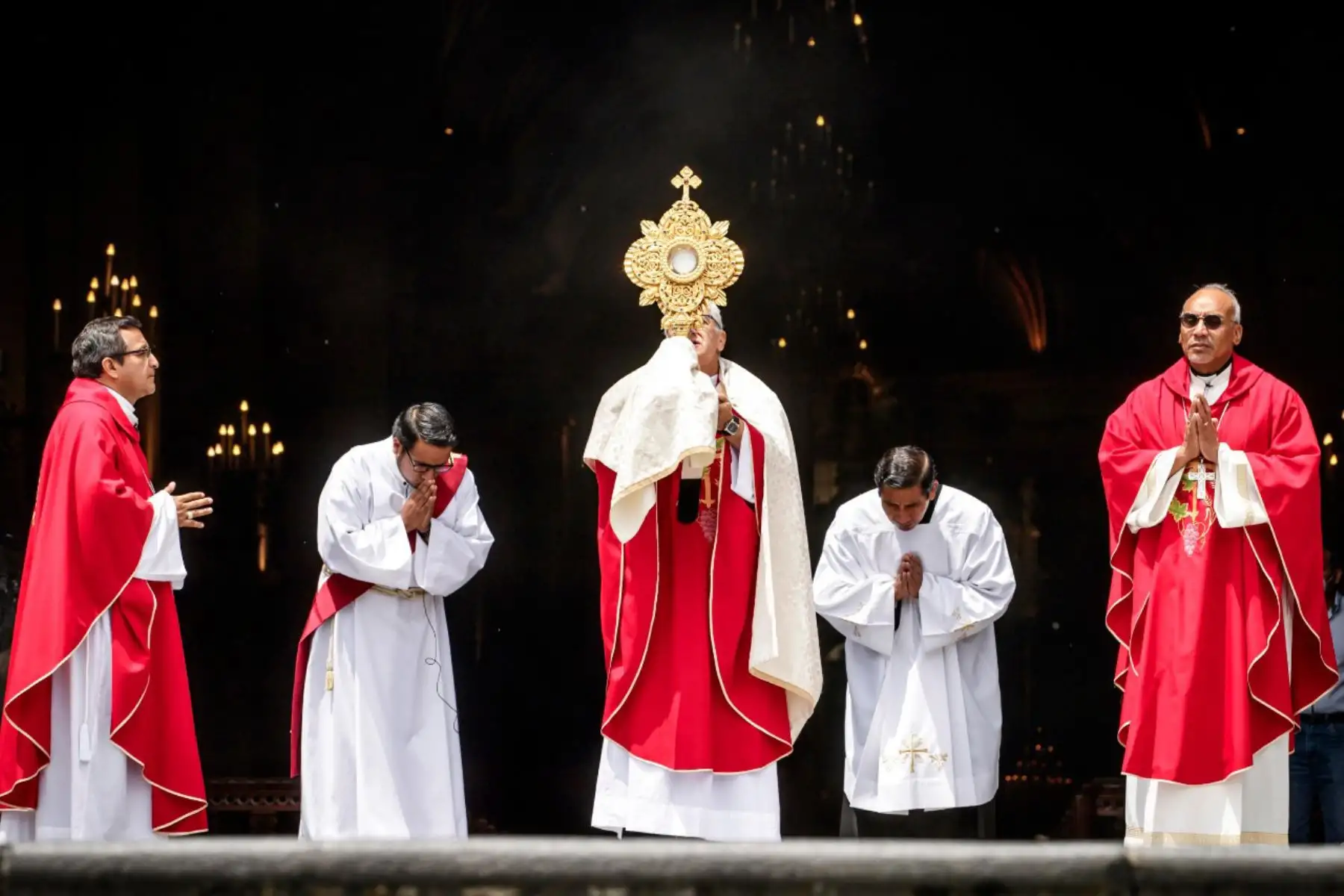 Monseñor Carlos Castillo, Arzobispo de Lima y Primado del Perú, presidió la Celebración Eucarística de este Domingo de Ramos a puertas cerradas y en memoria de todas las personas fallecidas por el coronavirus.
Foto:Arzobispado de Lima - Katherine Cárdenas