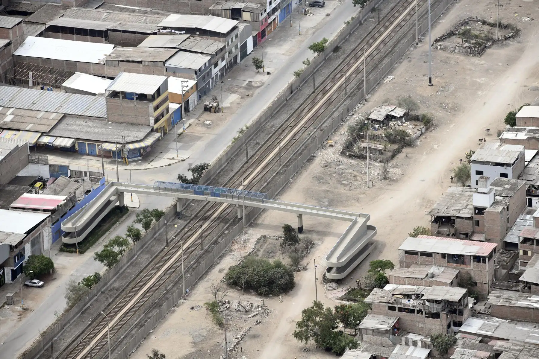 Ministro del Interior, Carlos Morán, realiza sobrevuelo por diversas zonas de Lima y Callao para supervisar acatamiento de toque de queda dispuesto por el gobierno.
Foto:  Ministro del Interior
