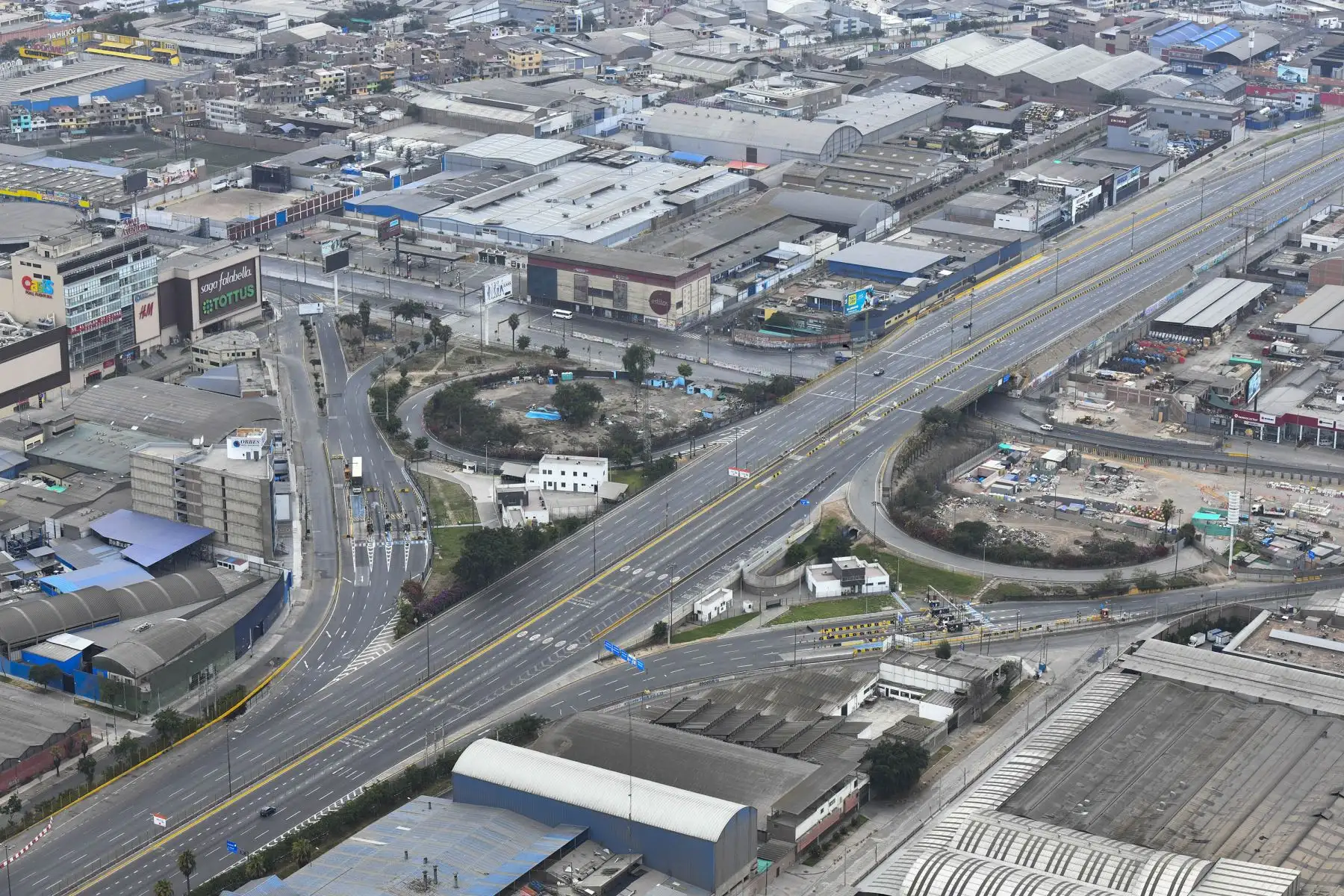 Ministro del Interior, Carlos Morán, realiza sobrevuelo por diversas zonas de Lima y Callao para supervisar acatamiento de toque de queda dispuesto por el gobierno.
Foto:  Ministro del Interior