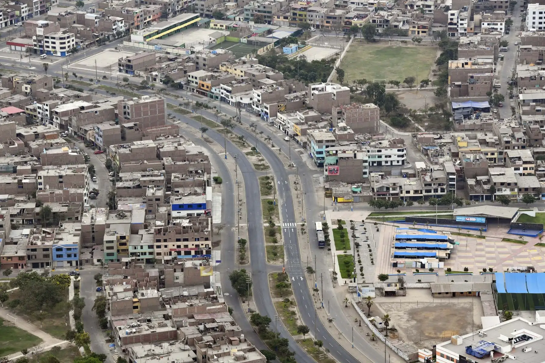 Ministro del Interior, Carlos Morán, realiza sobrevuelo por diversas zonas de Lima y Callao para supervisar acatamiento de toque de queda dispuesto por el gobierno.
Foto:  Ministro del Interior