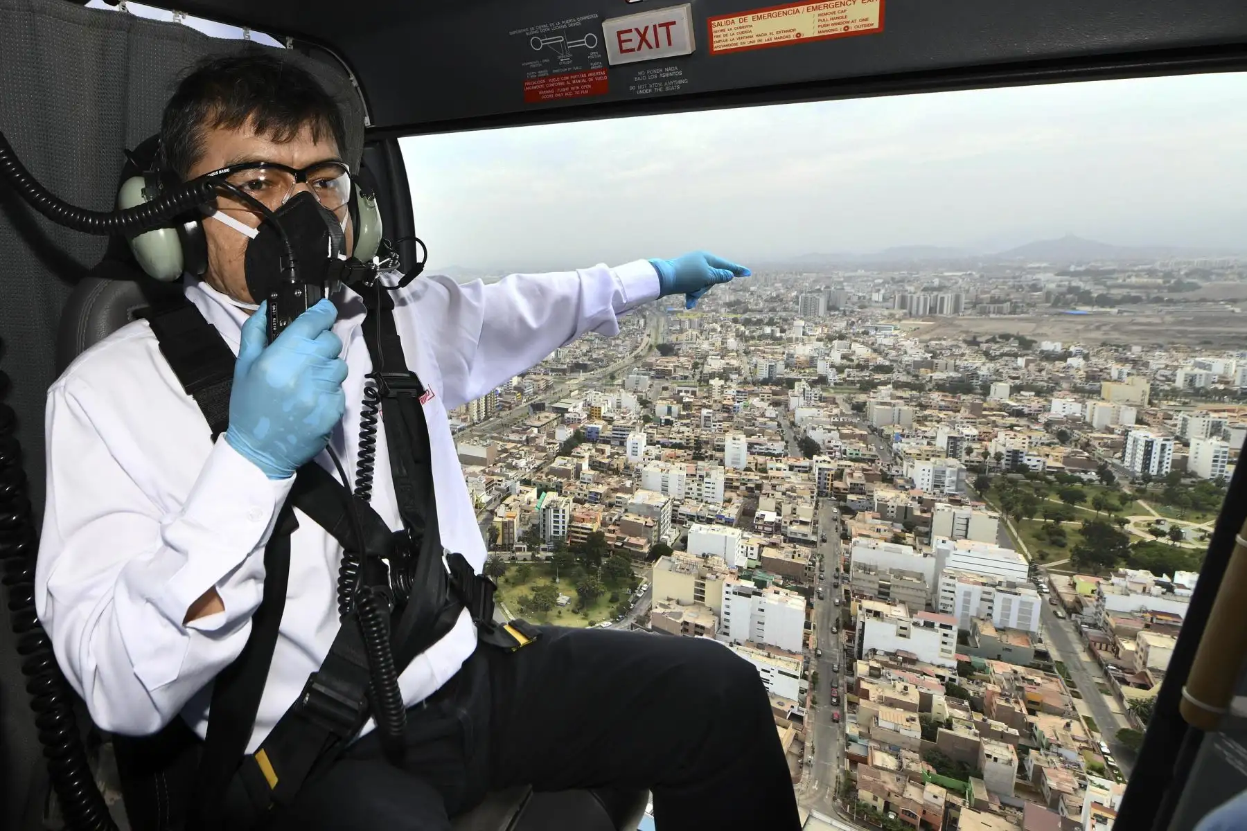 Ministro del Interior, Carlos Morán, realiza sobrevuelo por diversas zonas de Lima y Callao para supervisar acatamiento de toque de queda dispuesto por el gobierno.
Foto:  Ministro del Interior