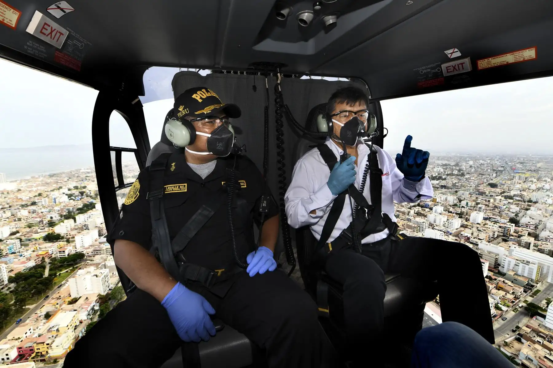 Ministro del Interior, Carlos Morán, realiza sobrevuelo por diversas zonas de Lima y Callao para supervisar acatamiento de toque de queda dispuesto por el gobierno.
Foto:  Ministro del Interior