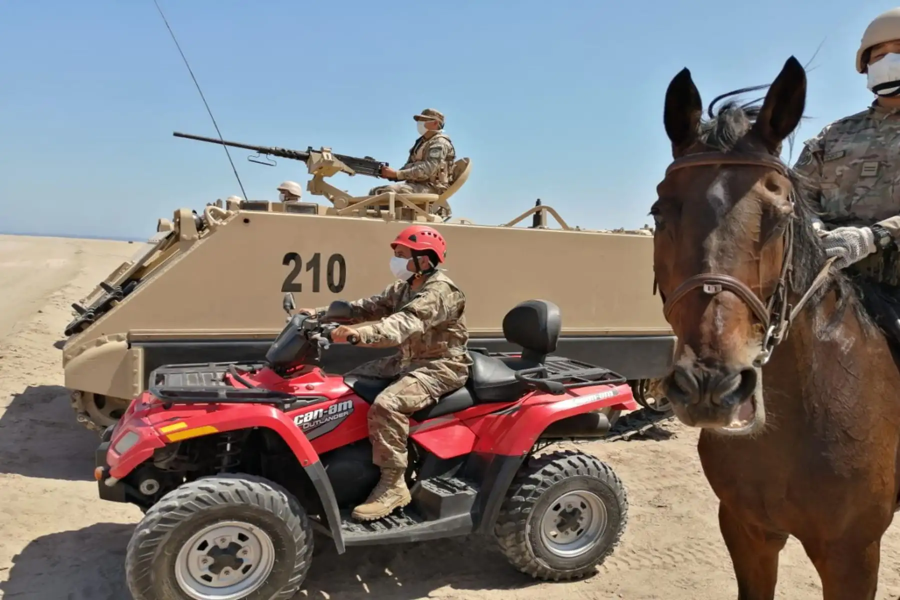 Se refuerza el patrullaje del Ejército,en la frontera Sur, con el apoyo de drones, cuatrimotos y la caballería.
Foto: Ejército del Perú