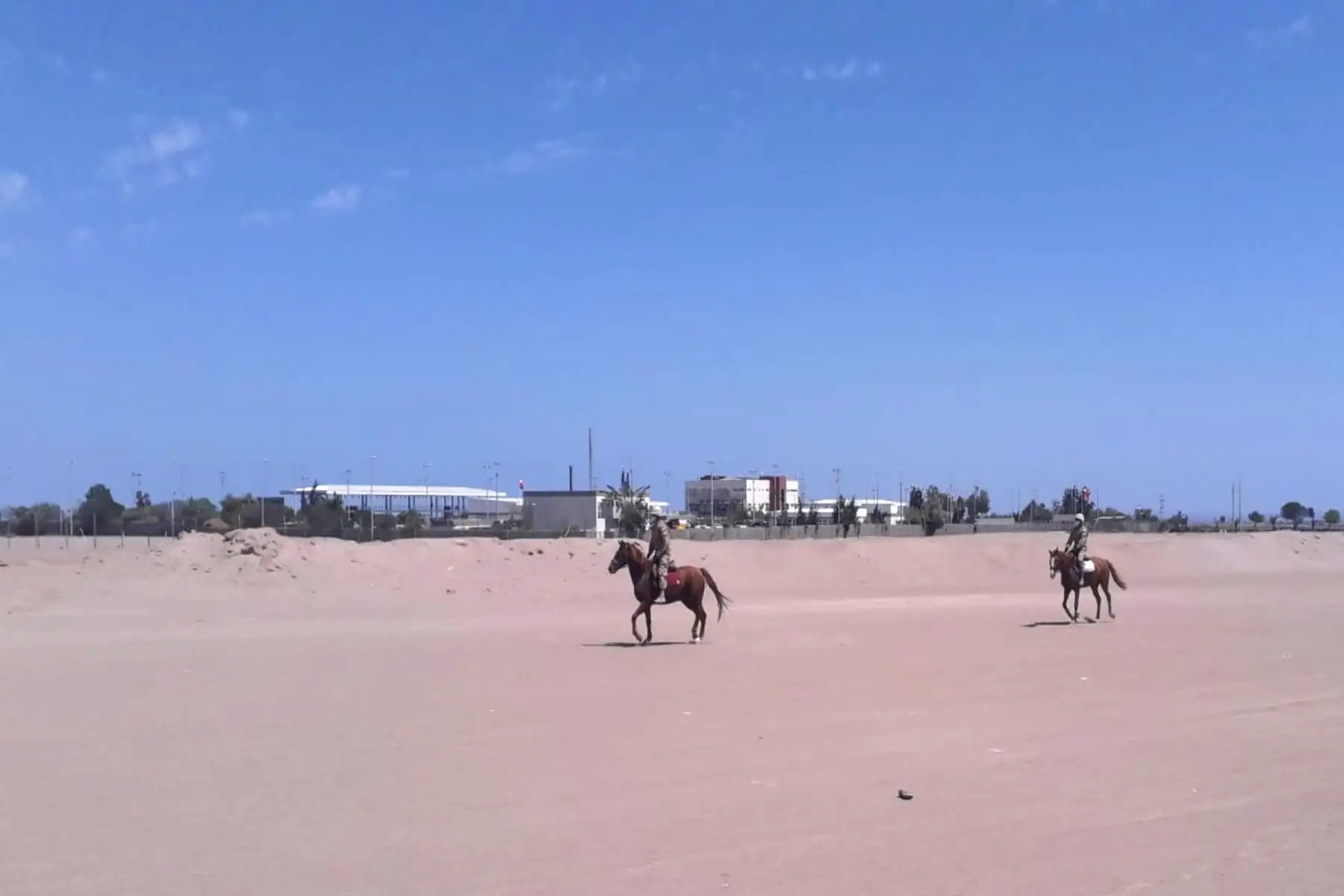 Se refuerza el patrullaje del Ejército,en la frontera Sur, con el apoyo de drones, cuatrimotos y la caballería.
Foto: Ejército del Perú