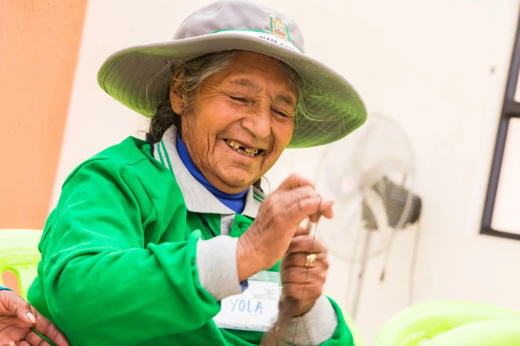 Más de 300,000 adultos mayores y personas con discapacidad reciben llamadas telefónicas de voluntarios que monitorean su salud emocional y física Foto: Midis