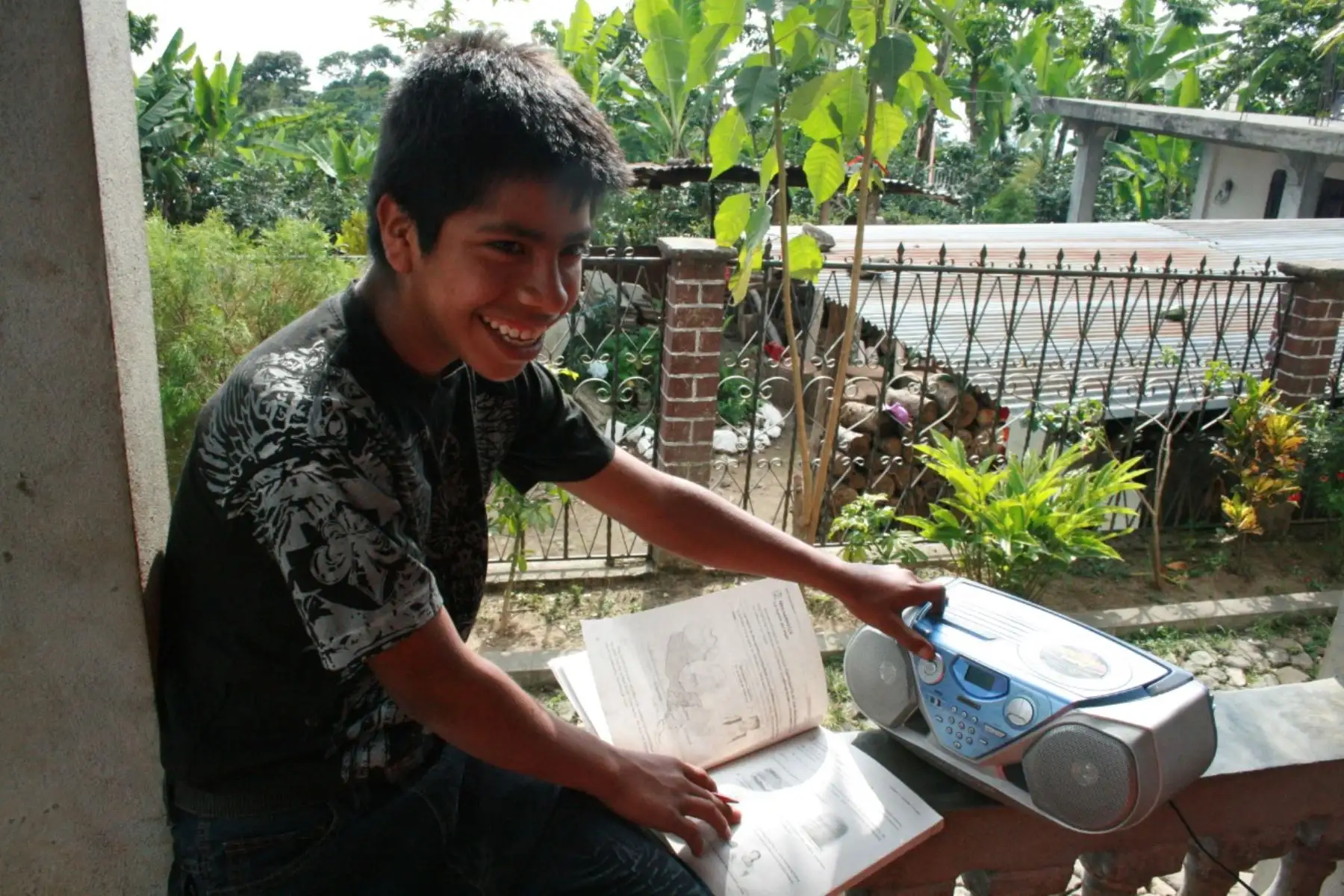 Desde el lunes 6 de abril se transmitirá contenido de educación inicial, primaria, secundaria, Educación Básica Especial y Educación Básica Alternativa, en castellano y en nueve lenguas originarias. Foto: Minedu