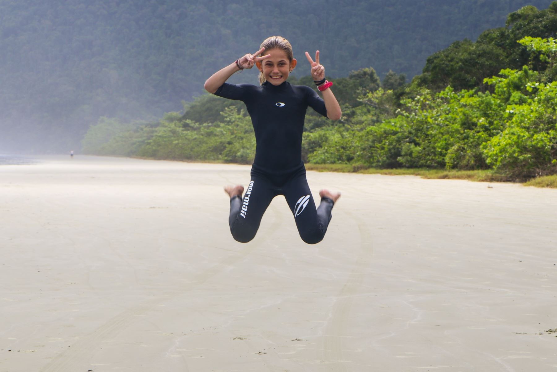 Catalina Zariquiey tiene once años, pero se desenvuelve con la tabla como toda una experta y es que el surf lo lleva en el alma.