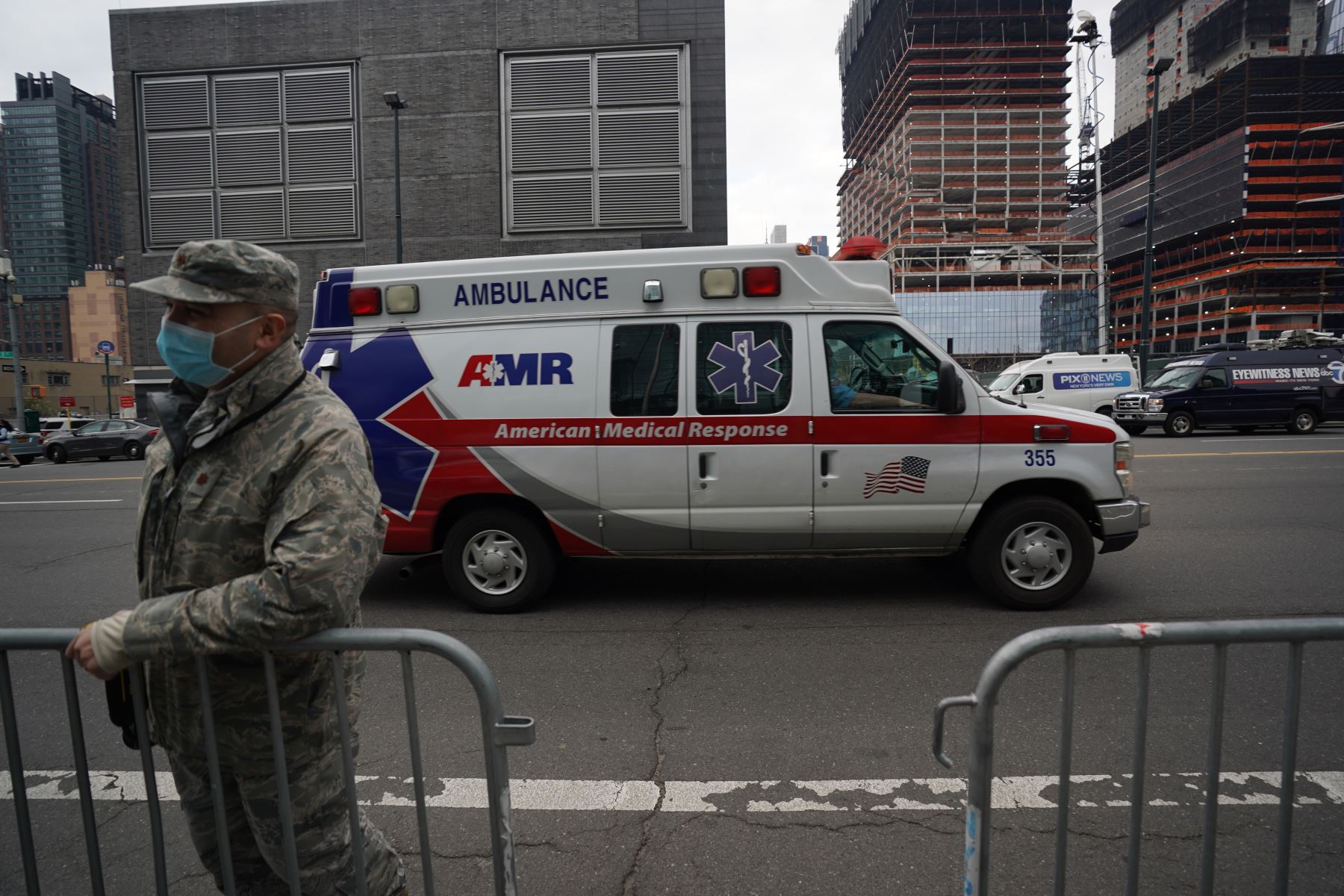 Una ambulancia conducida por un miembro de la Guardia Nacional del Ejército de los EE. UU, de pie afuera del Centro Jacob K. Javits en Nueva York. Foto: AFP