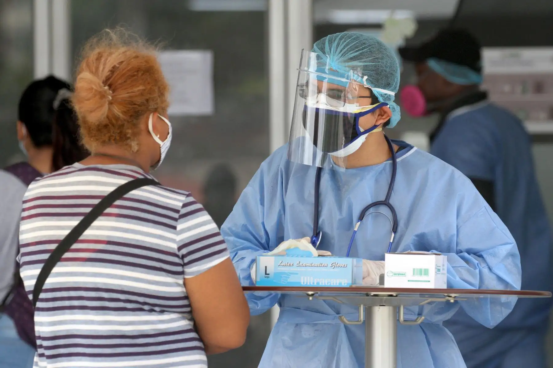 Médico habla con el pariente de un paciente fuera del Hospital Los Ceibos en Guayaquil, Ecuador. Foto: AFP