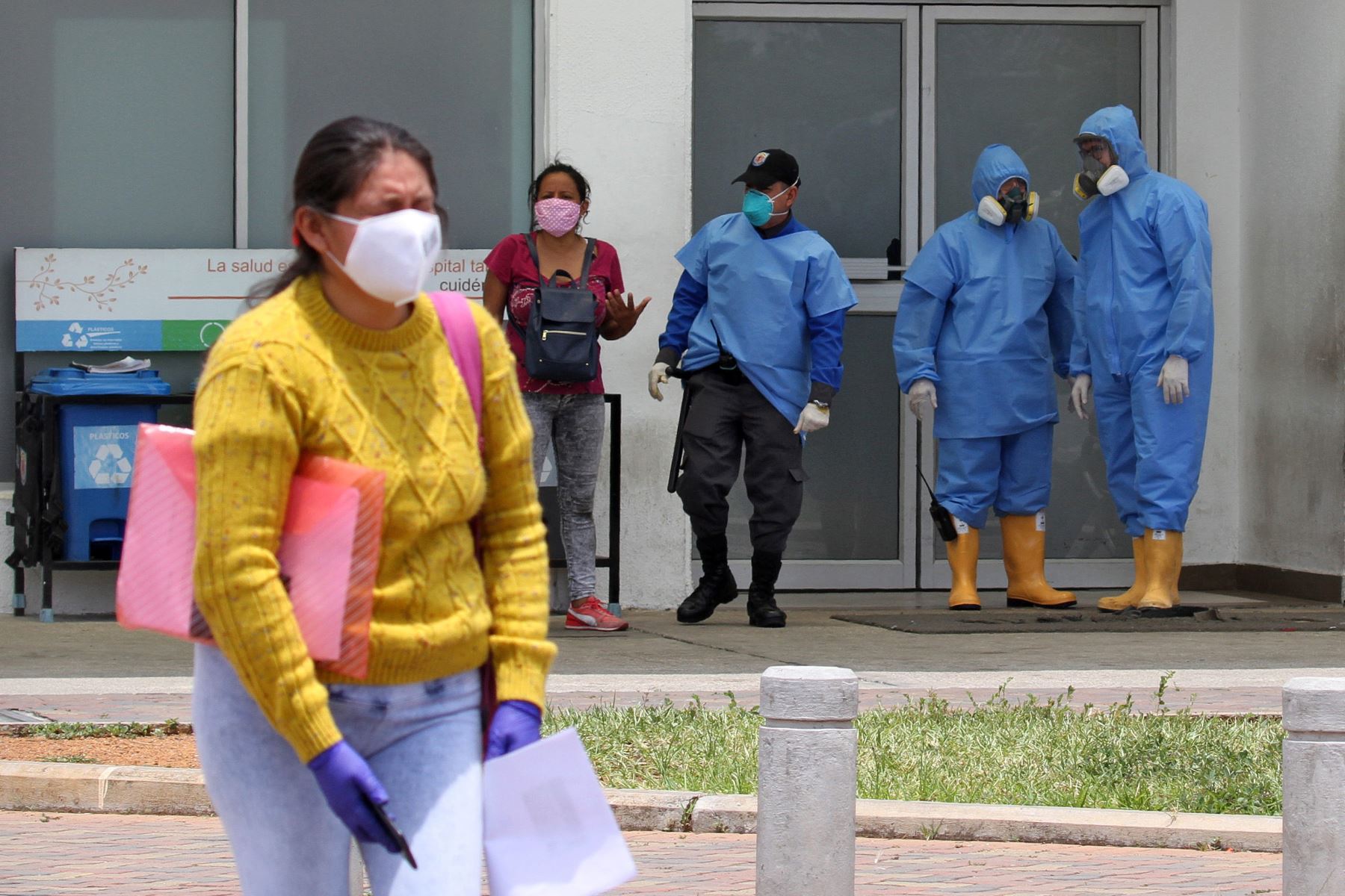 Mujer llora afuera del hospital Guasmo Sur en Guayaquil, Ecuador, durante la nueva pandemia de coronavirus. Foto: AFP