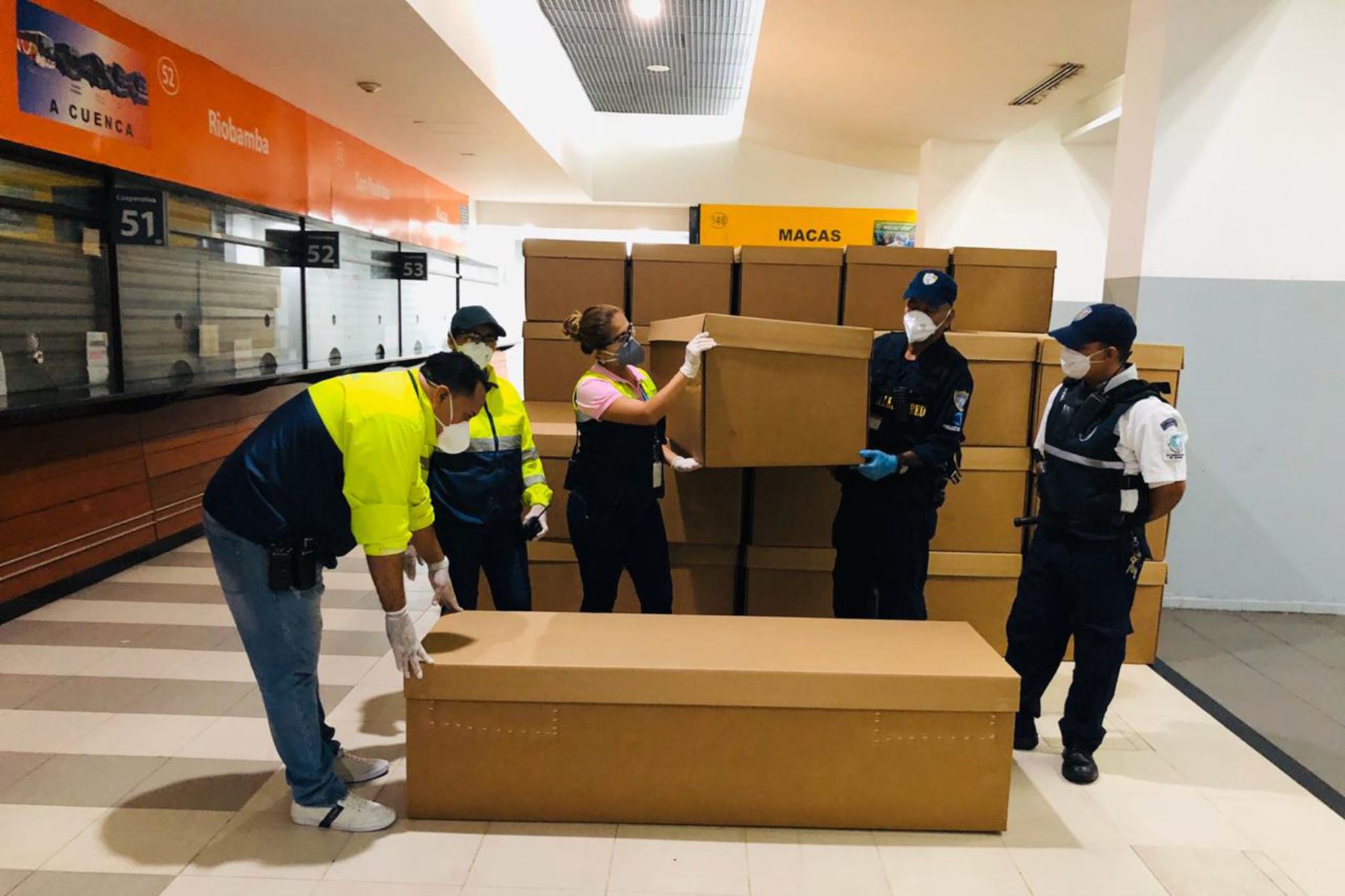 Empleados con una donación de ataúdes de cartón en Guayaquil, Ecuador. Foto: AFP