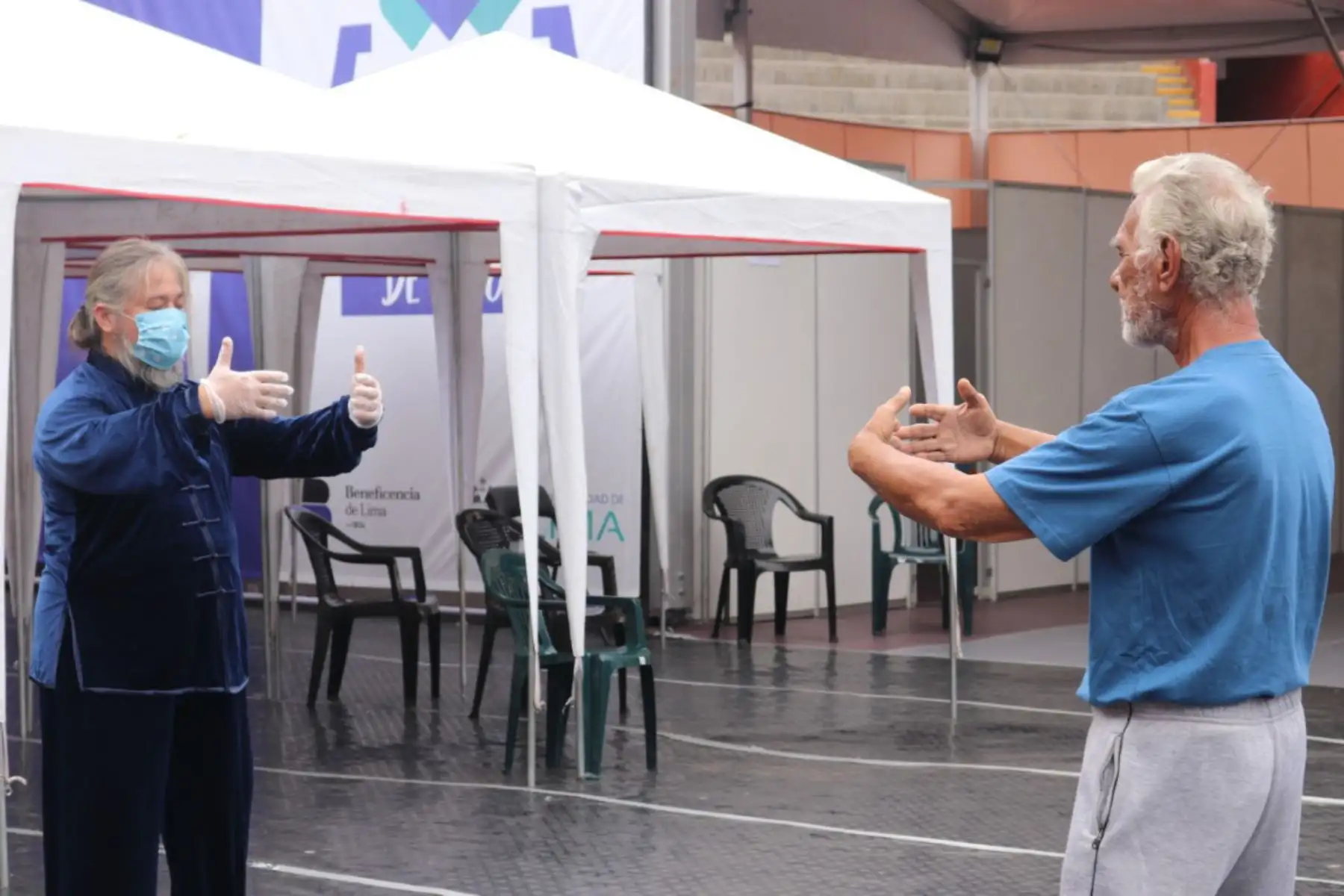 Personas que habitan en la casa de todos, realizan ejercicios de Tai chi y ven películas para entretenerse. Foto: ANDINA/Difusión