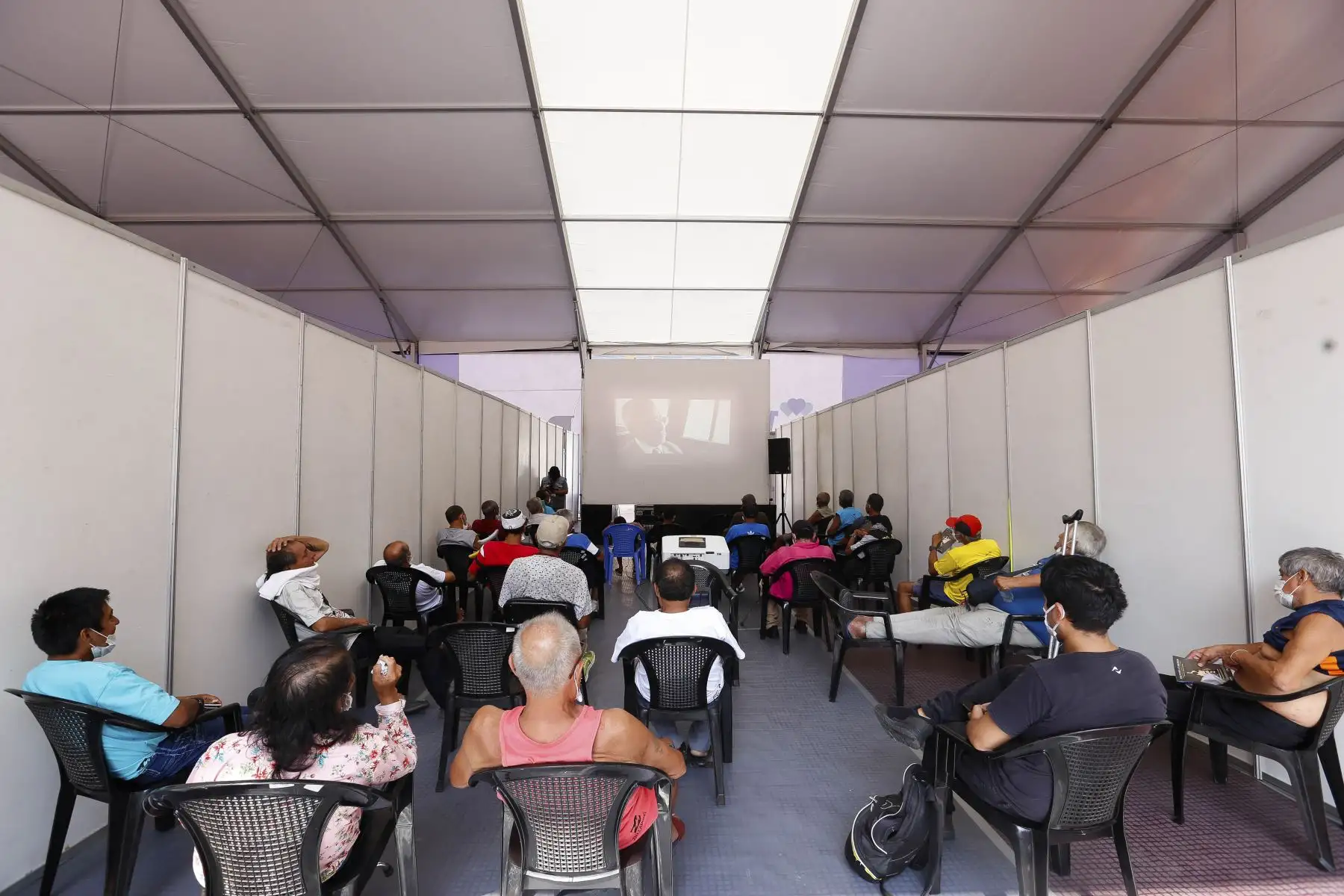 Personas que habitan en la casa de todos, realizan ejercicios de Tai chi y ven películas para entretenerse. Foto: ANDINA/Difusión