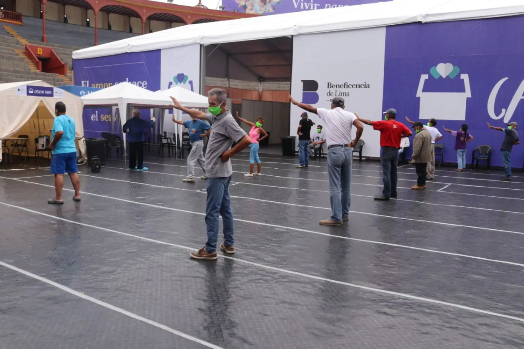 Personas que habitan en la casa de todos, realizan ejercicios de Tai chi y ven películas para entretenerse. Foto: ANDINA/Difusión