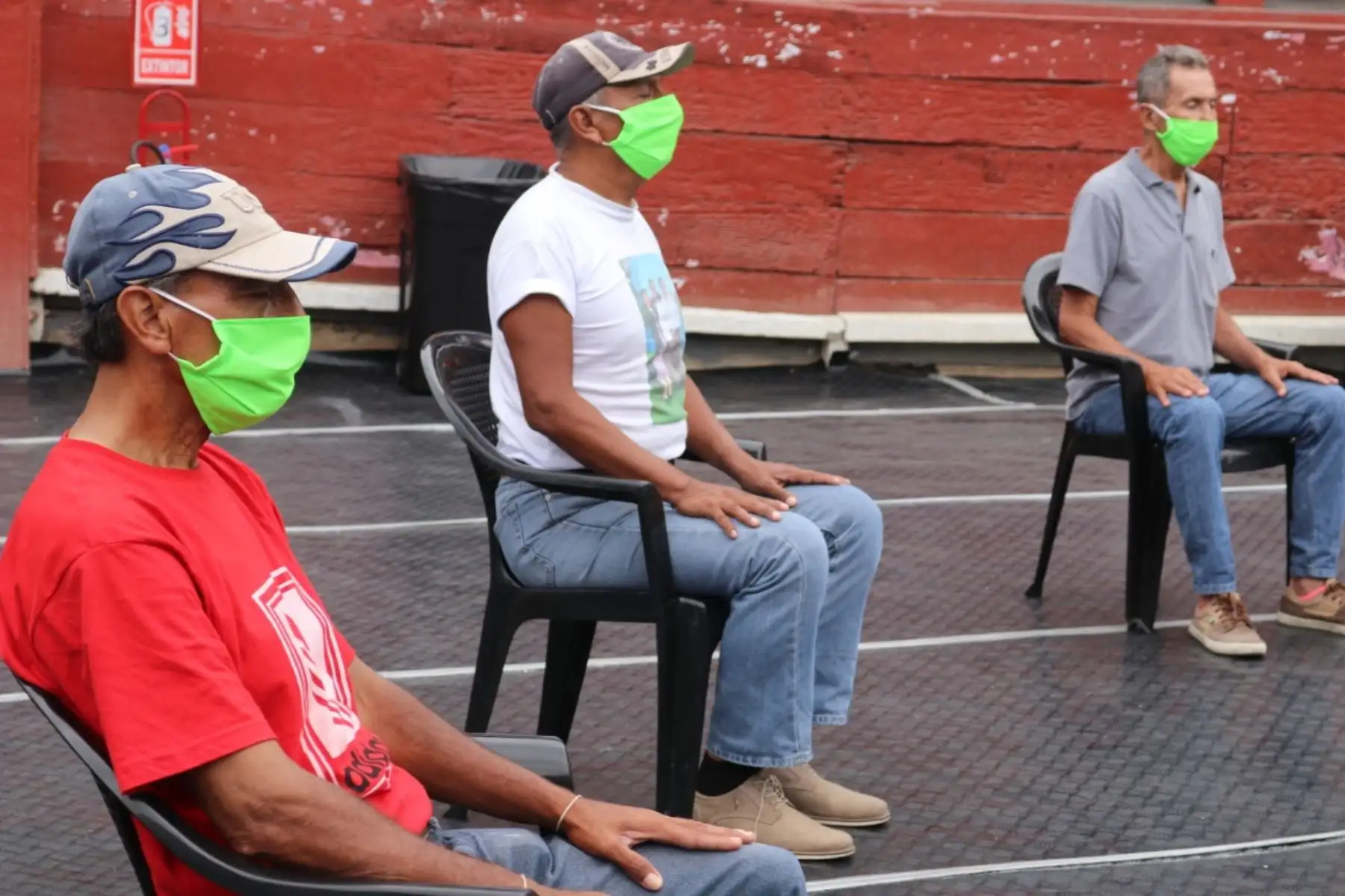 Personas que habitan en la casa de todos, realizan ejercicios de Tai chi y ven películas para entretenerse. Foto: ANDINA/Difusión