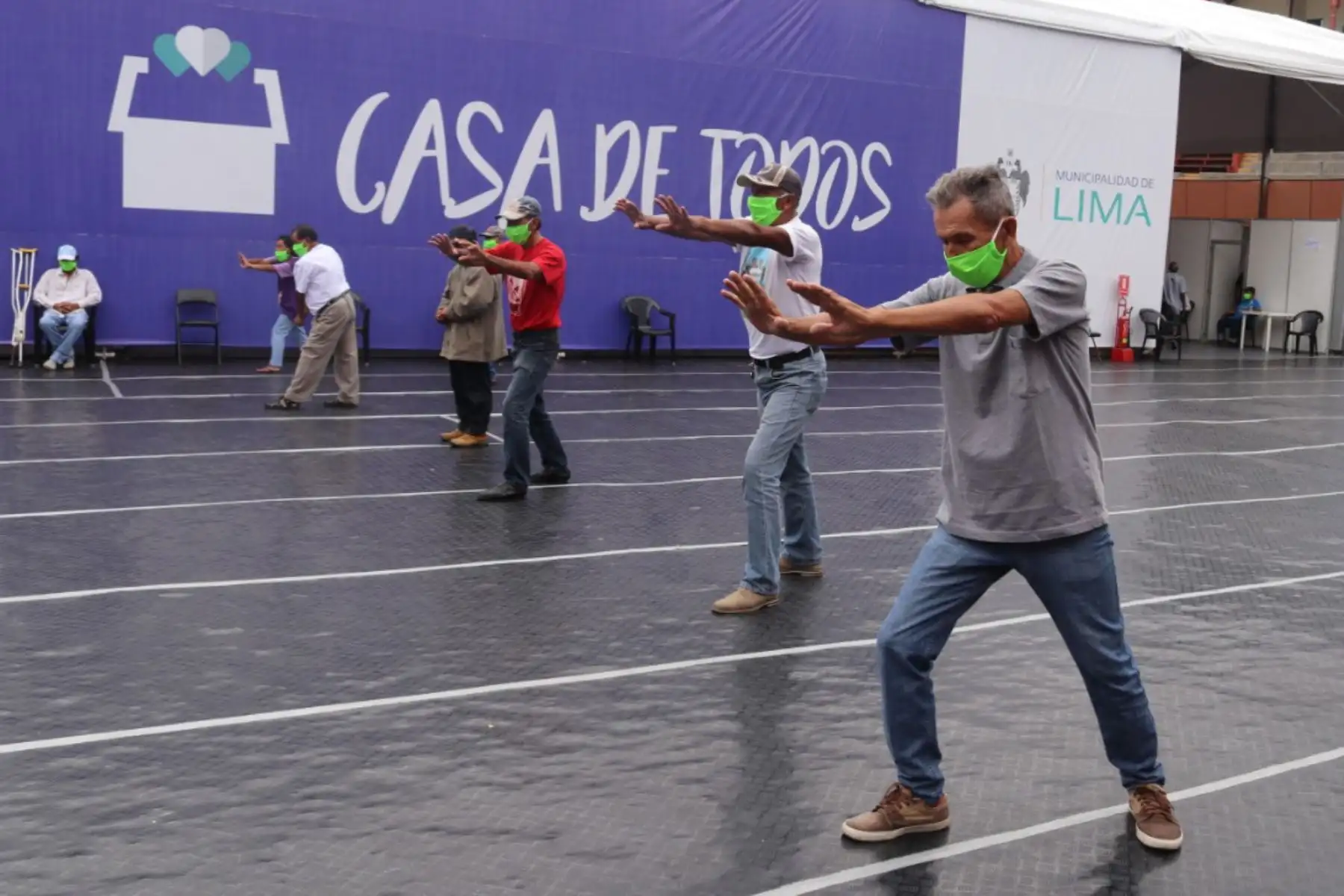 Personas que habitan en la casa de todos, realizan ejercicios de Tai chi y ven películas para entretenerse. Foto: ANDINA/Difusión
