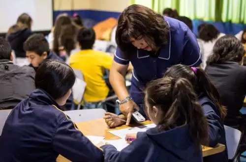 Niños aprenden por la señal de TV.