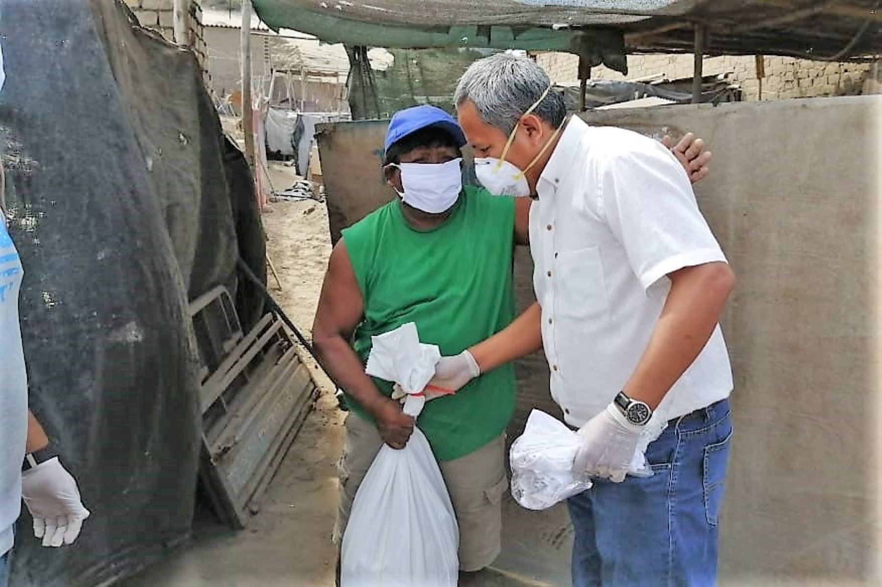 Pobladores de asentamientos humanos en Lambayeque reciben canastas de alimentos durante la emergencia sanitaria por el coronavirus.