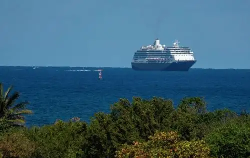 Seis personas -cuatro pasajeros y dos tripulantes- fueron evacuadas del crucero Greg Mortimer. Foto: EFE