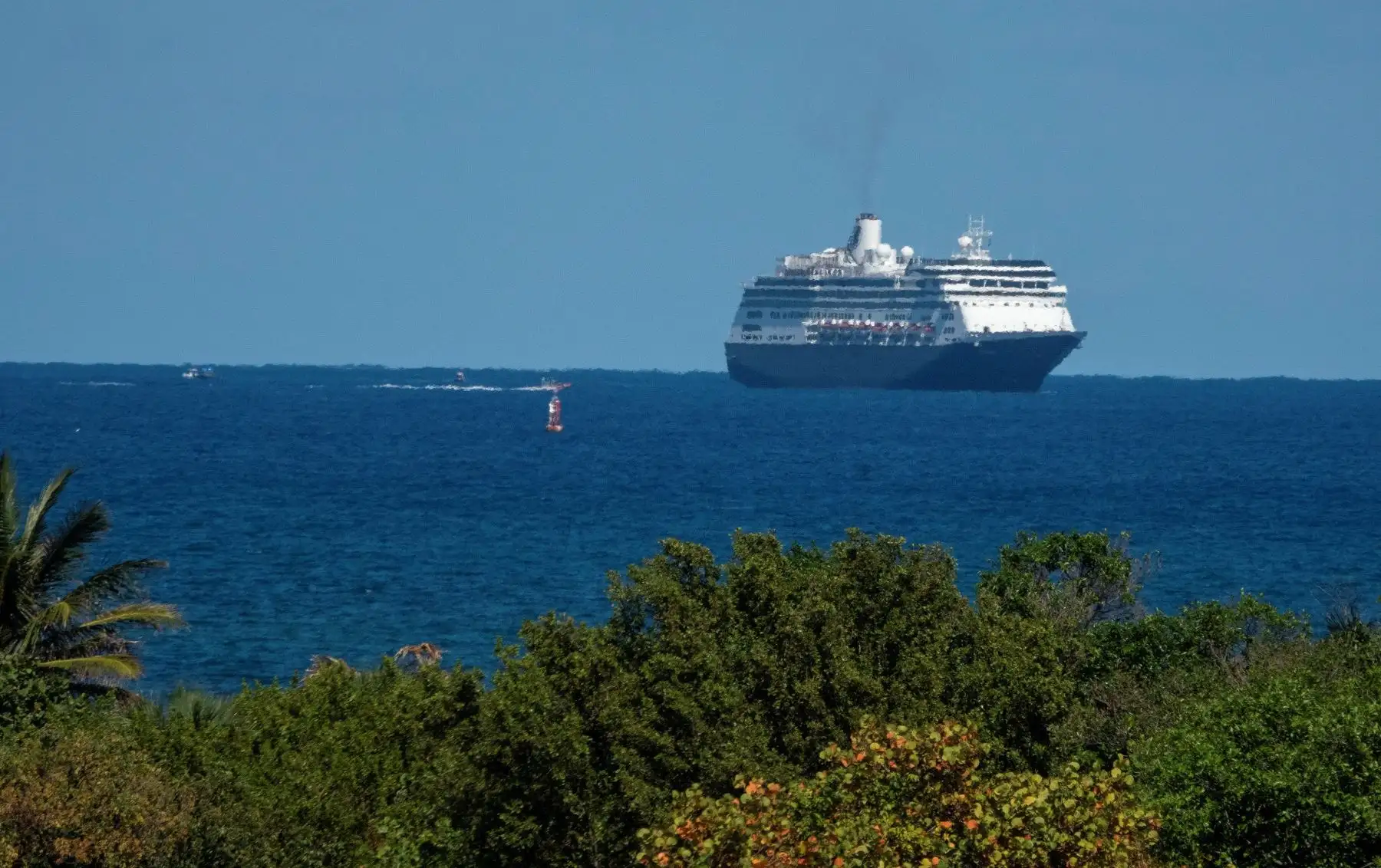 Seis personas -cuatro pasajeros y dos tripulantes- fueron evacuadas del crucero Greg Mortimer. Foto: EFE