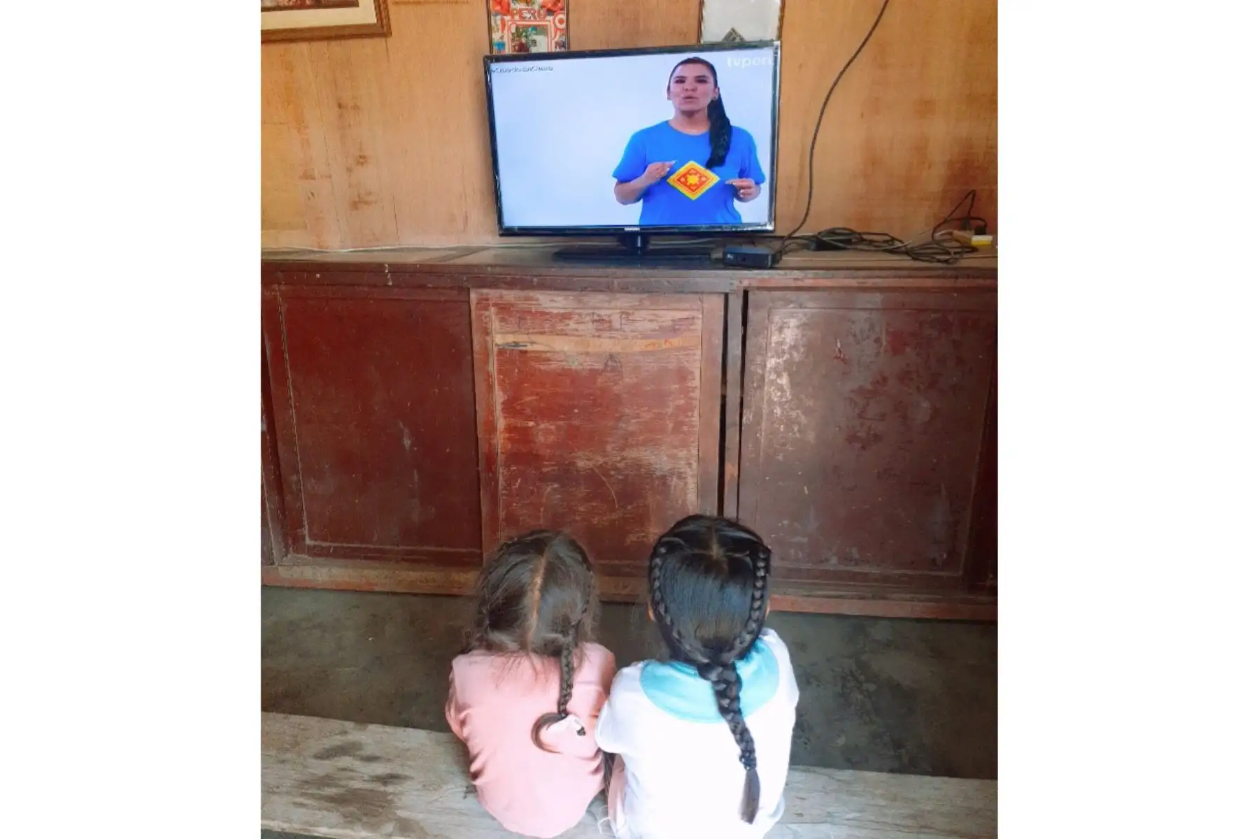 Frente a un televisor, una radio o una computadora, estudiantes de todo el país empezaron el año escolar a través del programa virtual " Aprendo en casa "
Foto: Minedu